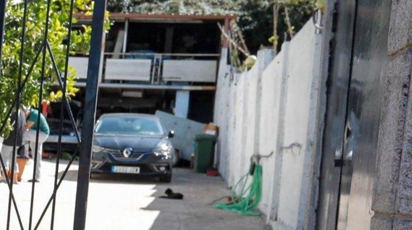 La manguera que utilizó Yohanna para echarse agua encima.