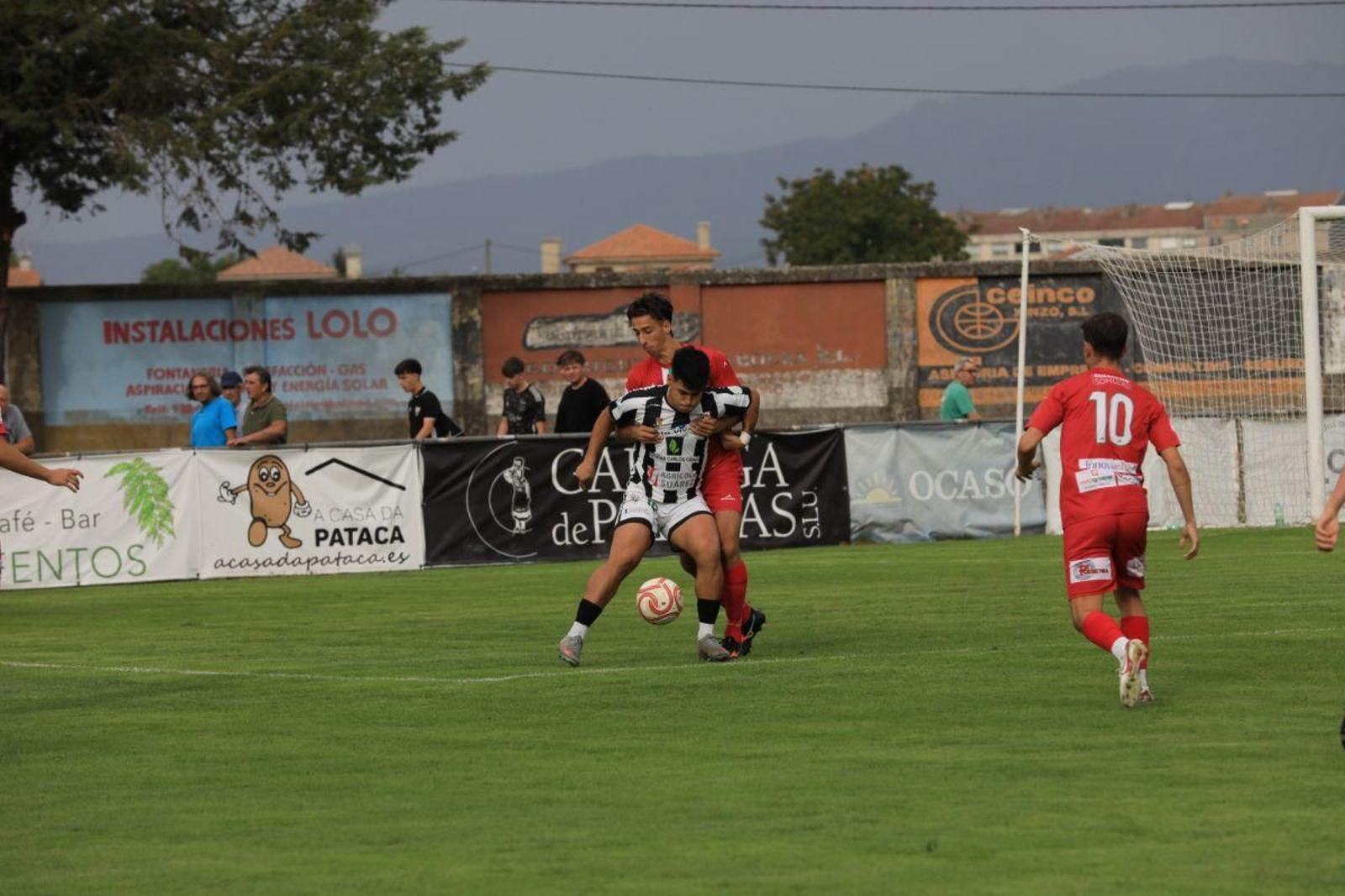 Tumbeiro, jugador del Antela, protege el balón en el encuentro ante el Somozas en A Moreira.