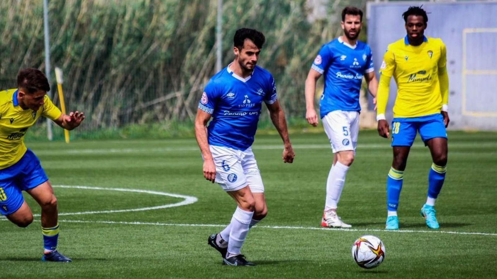 El centrocampista jerezano Curro Rivelott, con la pelota.