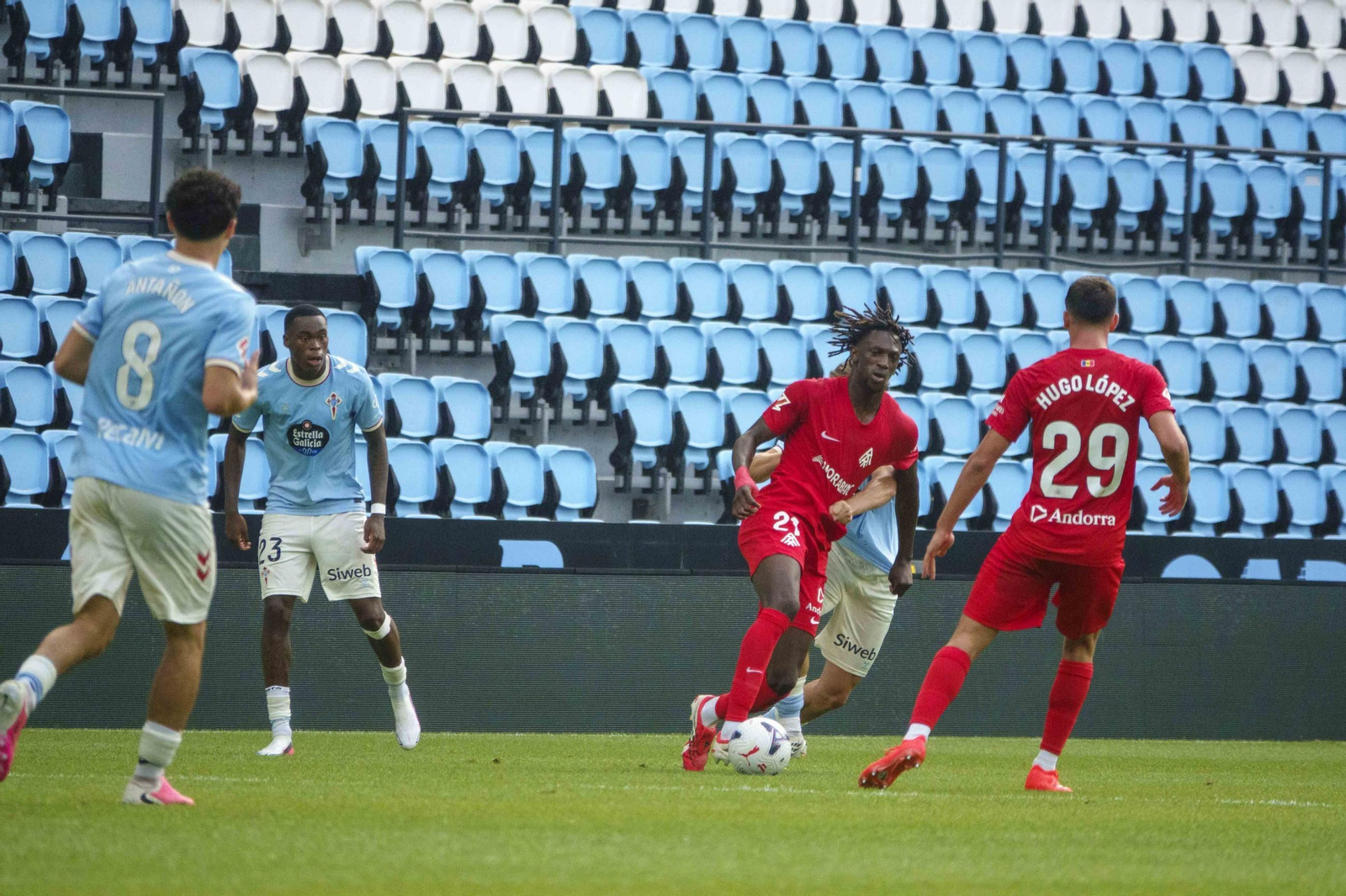 Galería | El Celta Fortuna se estrena como local en Segunda División