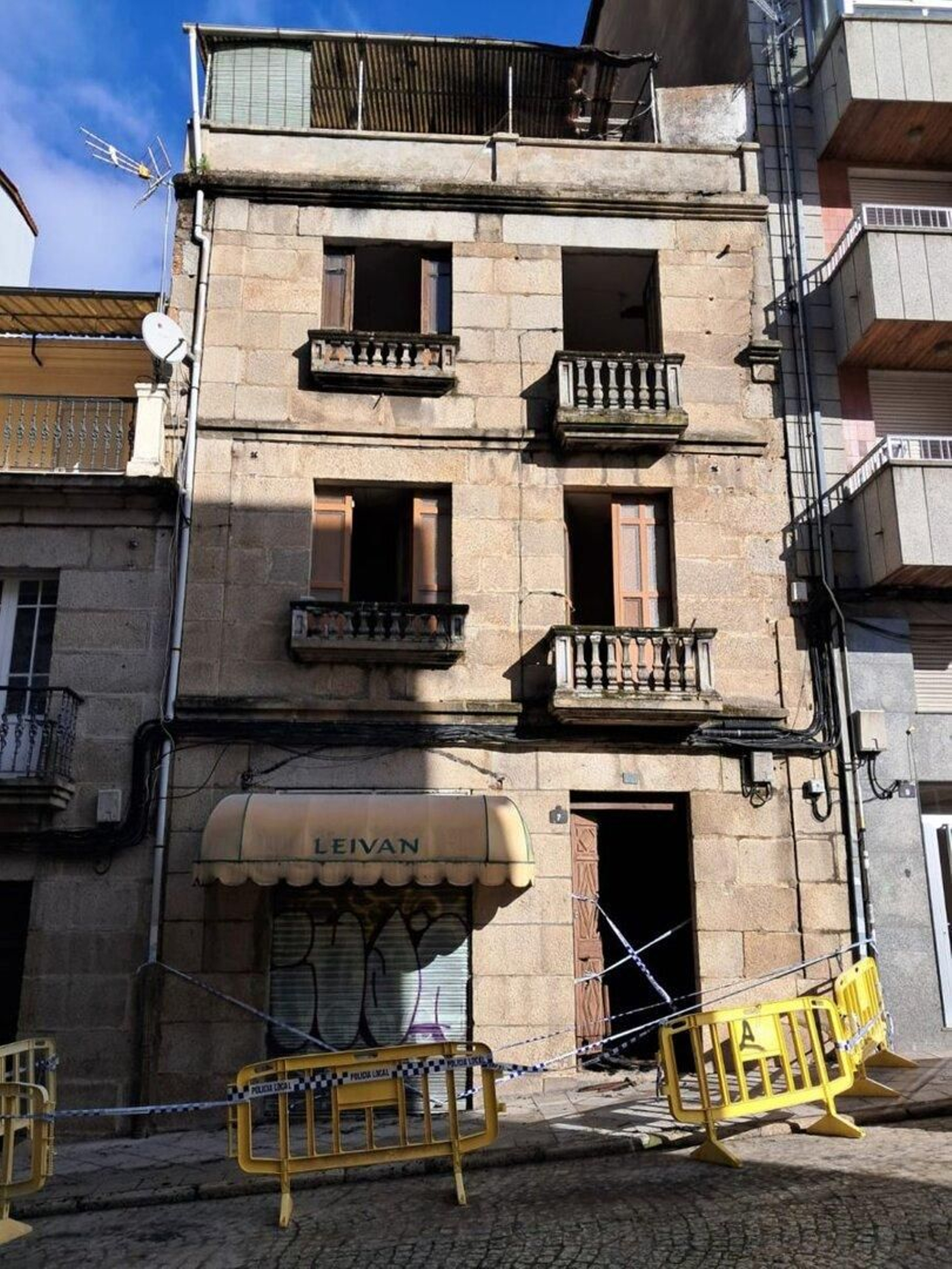 El edificio número 7 de García Mosquera está precintado (Foto: H.D.)