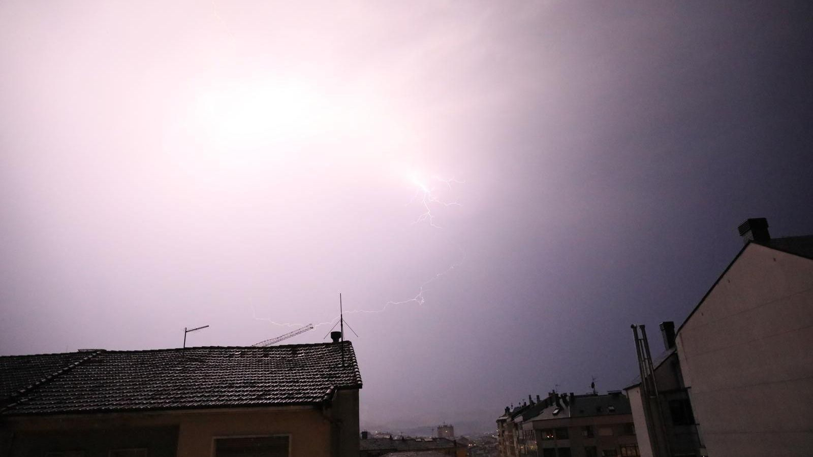 La tormenta eléctrica iluminó los cielos en la noche ourensana.