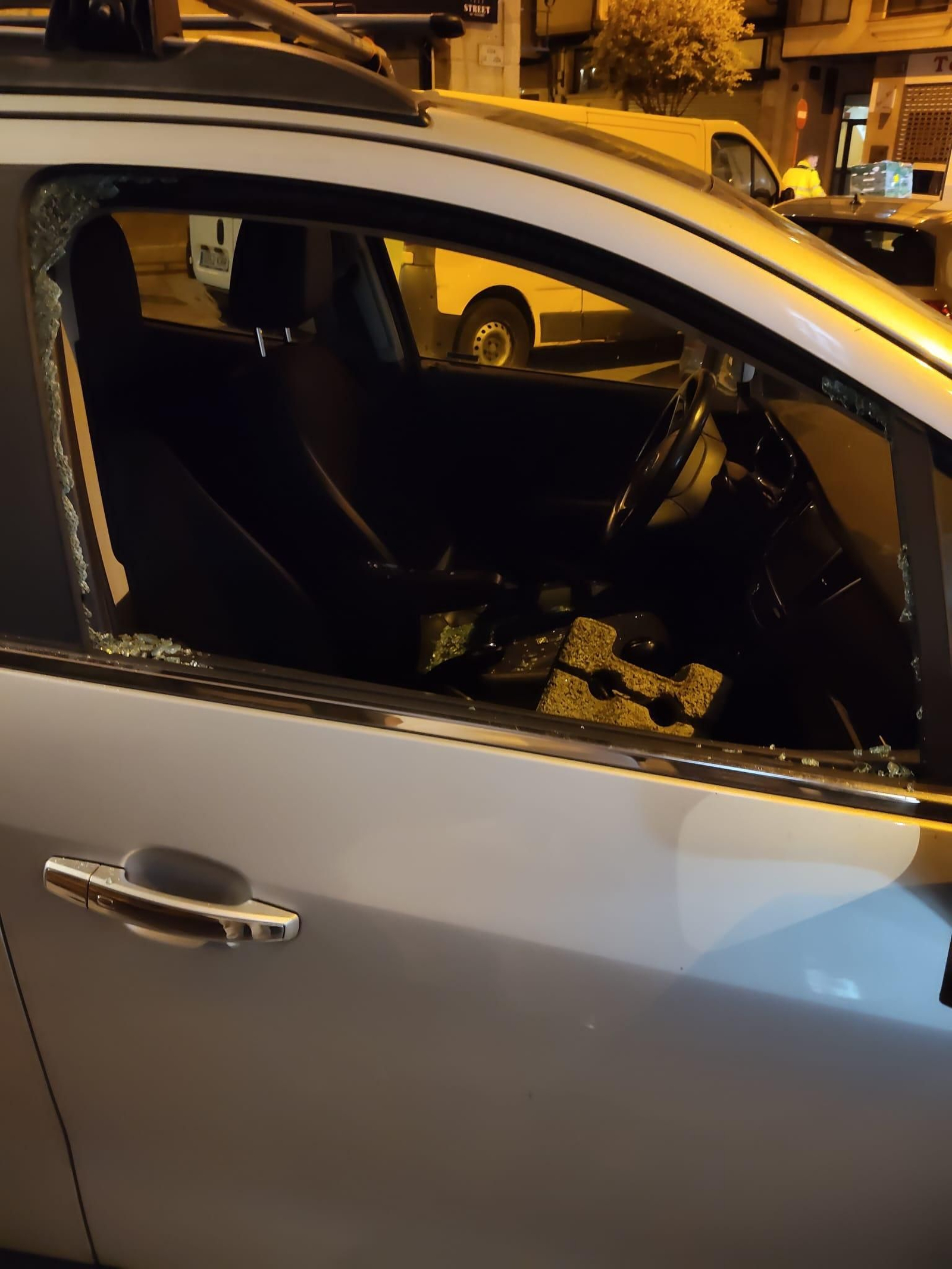 Imagen en la que se aprecia el adoquín en el interior del vehículo.
