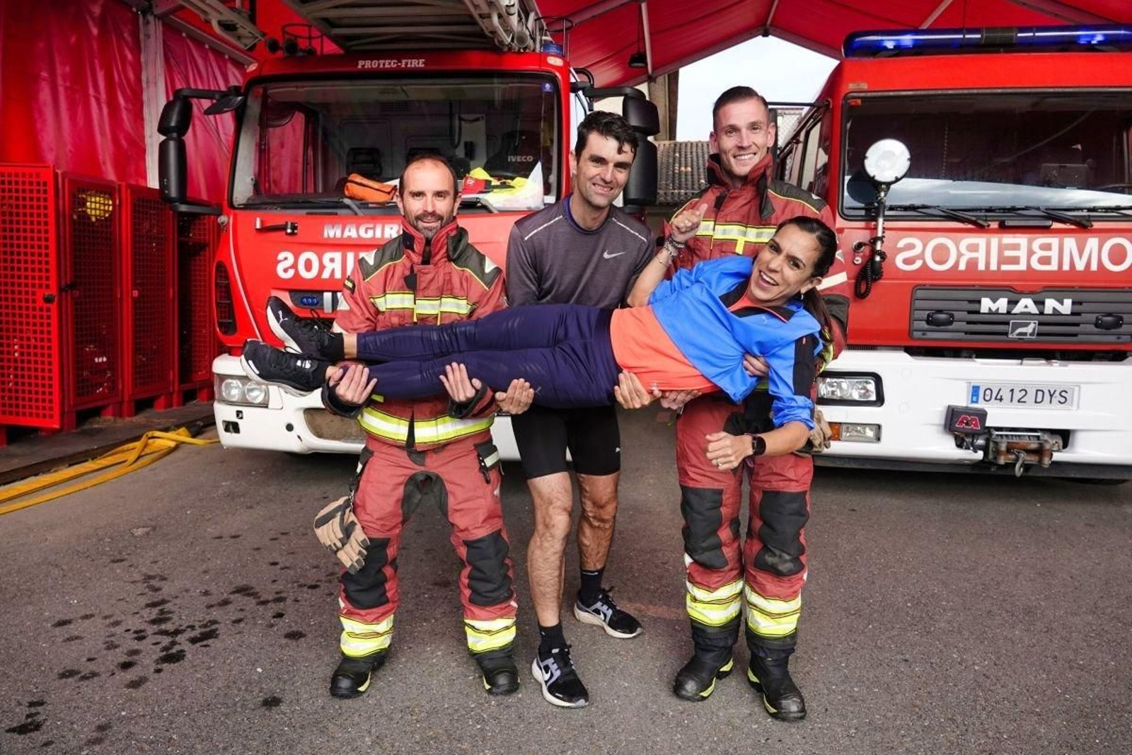 Dani Pérez, Fran Rodríguez y Damián Fernández sostienen a Ester Navarrete.
