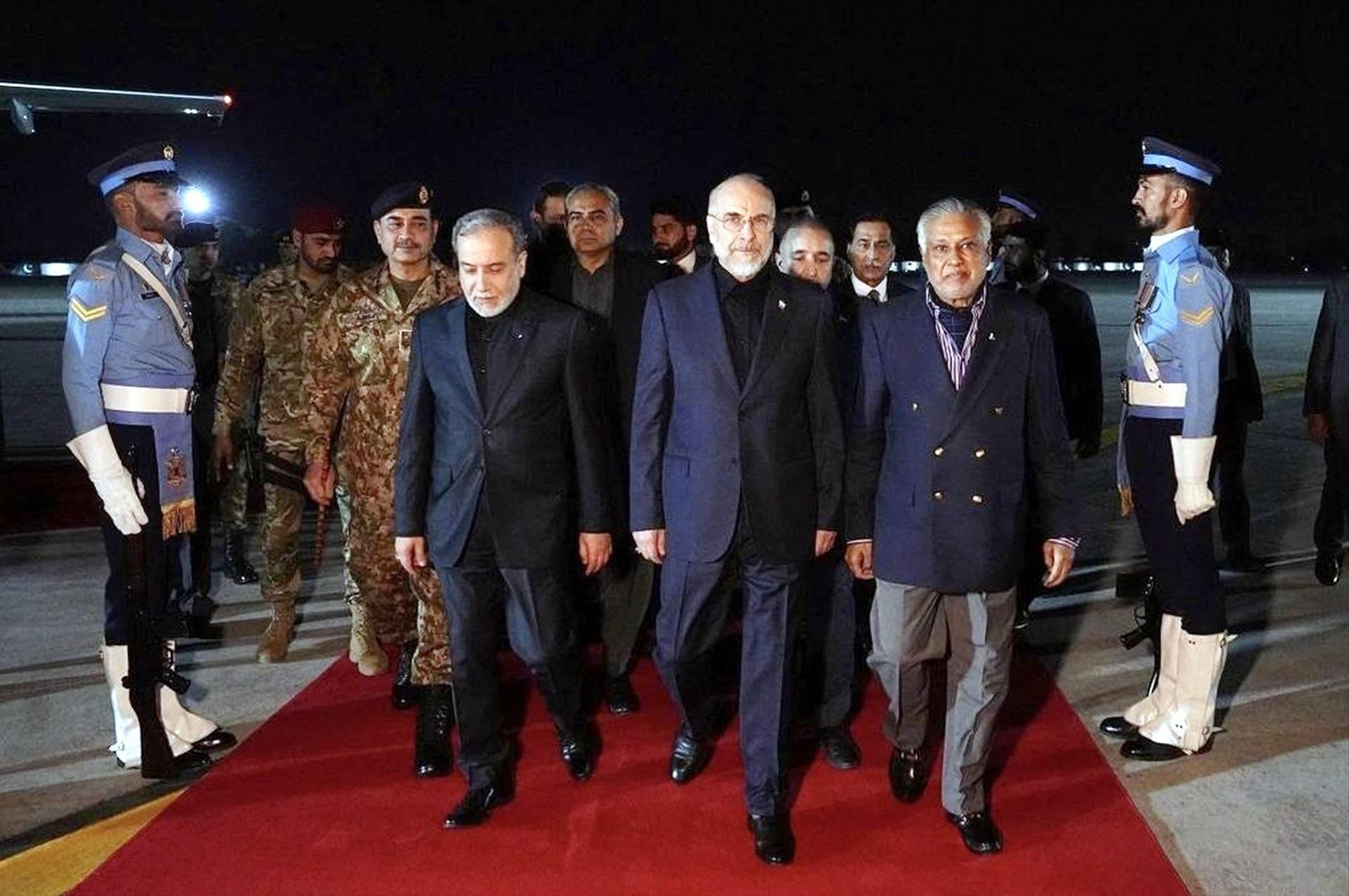 Delegación negociadora de Irán a su llegada a Pakistán