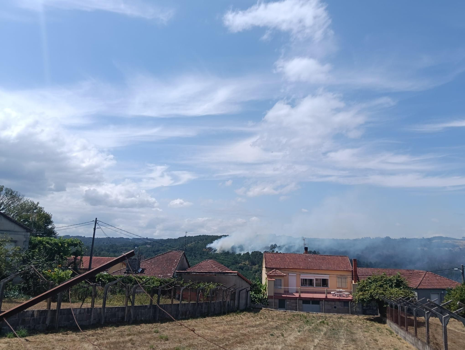 Galería | Un incendio en Maside afecta la circulación por tren entre Ourense y Santiago