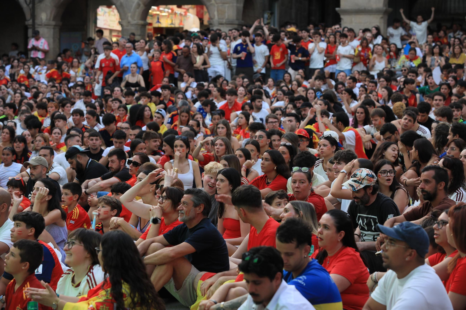 Galería | Ambiente y expectación en las terrazas de Ourense para disfrutar del partido de la selección española ante Portugal , en fotos
