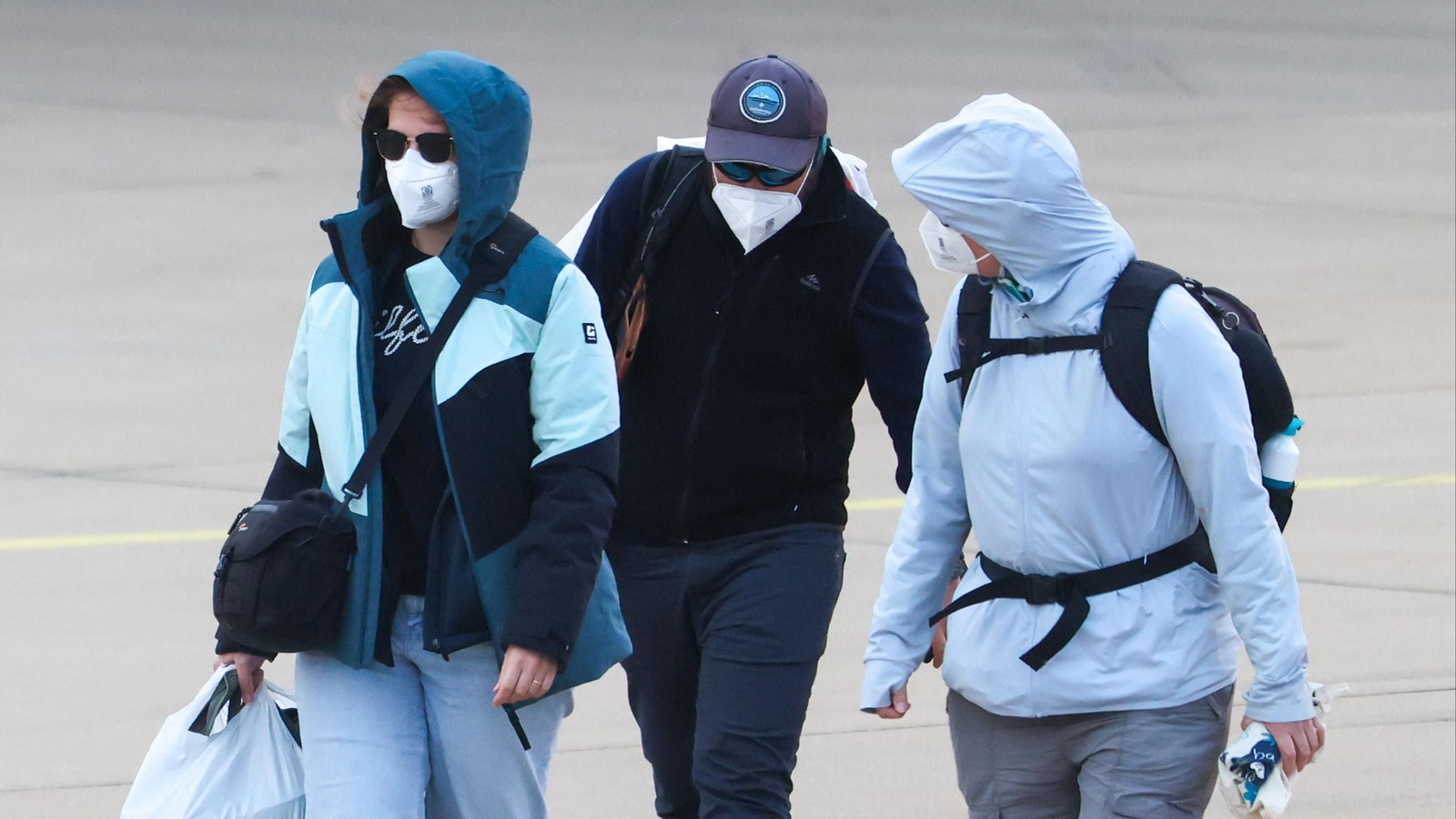 Pasajeros del crucero afectado por un brote de hantavirus desembarcan de un avión en el aeropuerto de Eindhoven. El avión, procedente de la isla canaria de Tenerife, aterrizó con un total de 26 pasajeros y tripulantes del "Hondius"