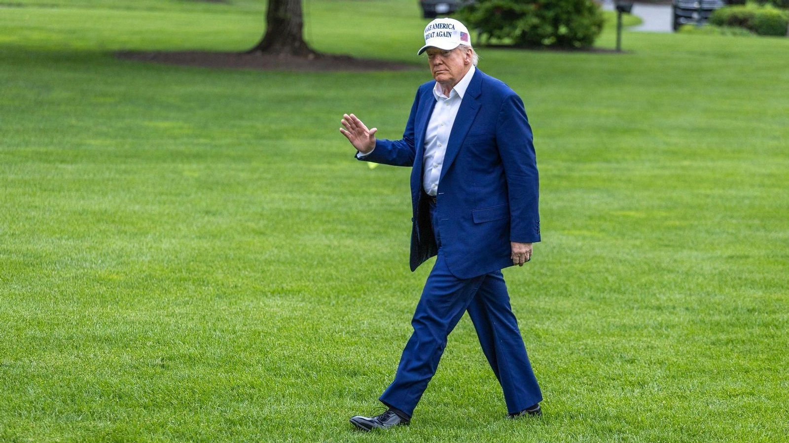 El presidente estadounidense Donald Trump camina en los terrenos de la Casa Blanca.