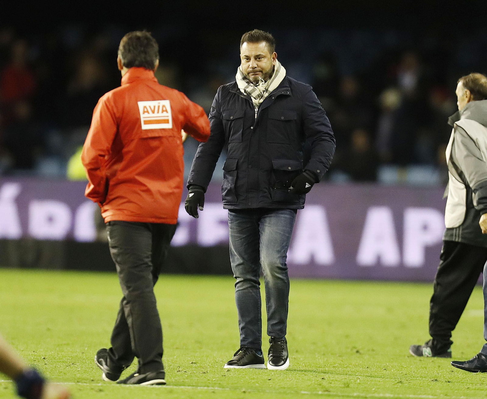 Antonio Mohamed se dispone a saludar a José Luis Mendilibar tras el partido de ayer.