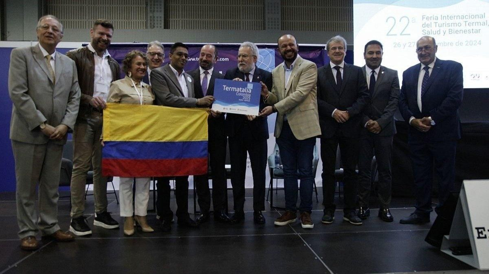 Miguel Santalices, en el centro, con miembros de la candidatura colombiana. | Foto: Miguel Ángel