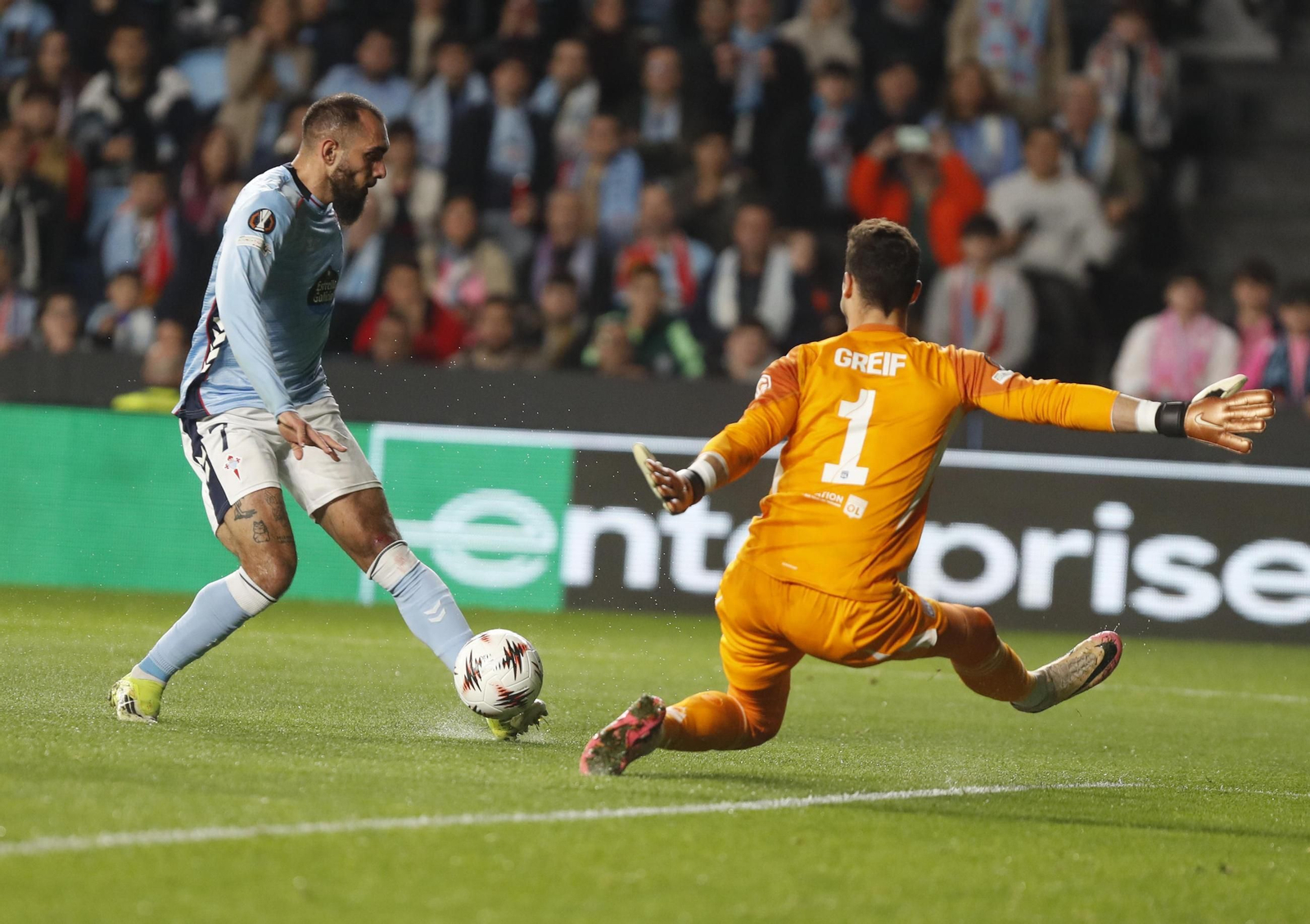 Galería | El Celta y el Olympique, un duelo de altura en Balaídos