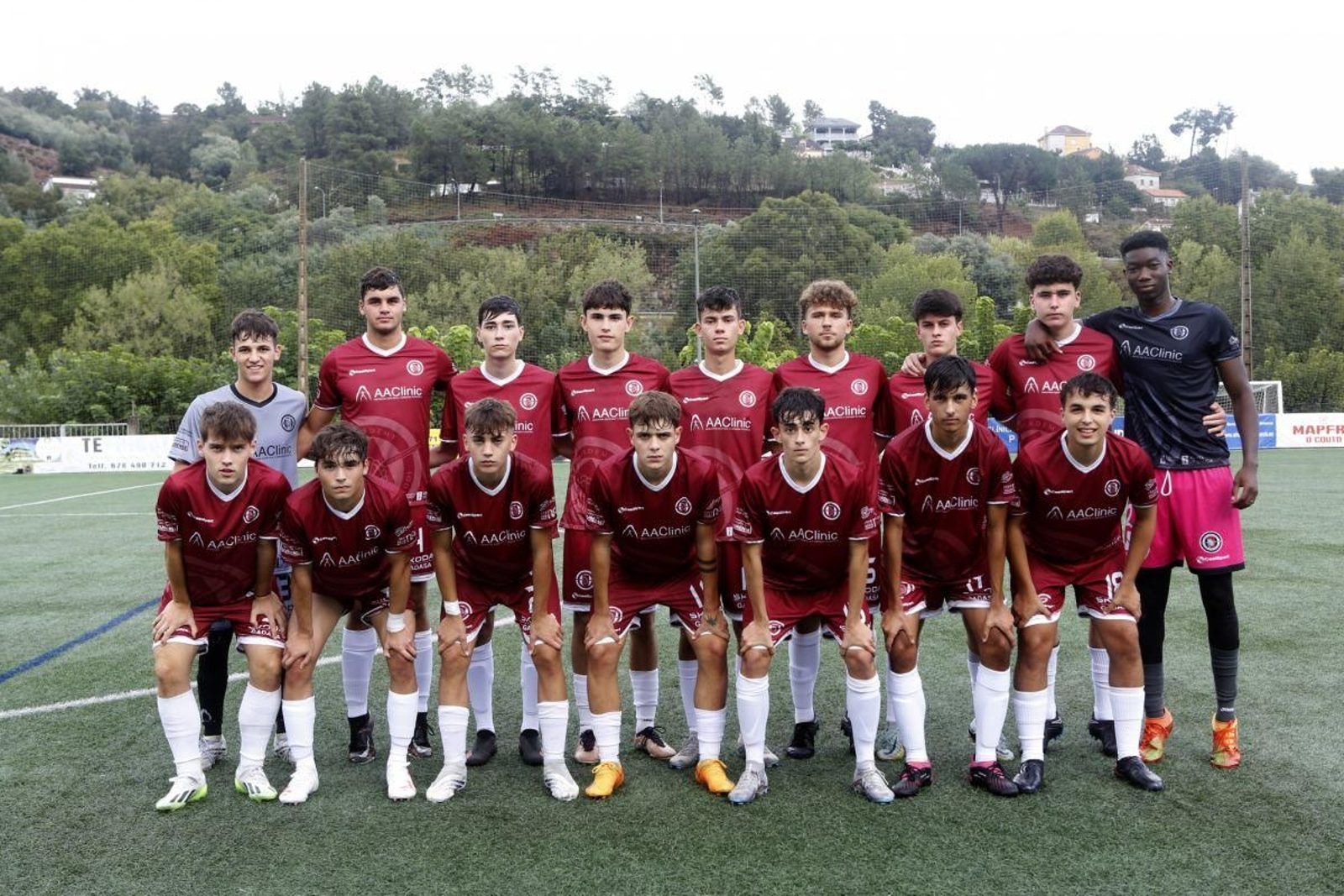 Los jugadores del Juvenil A del Cented en el campo de Oira antes de medirse al Areosa en el estreno de la Liga Gallega.