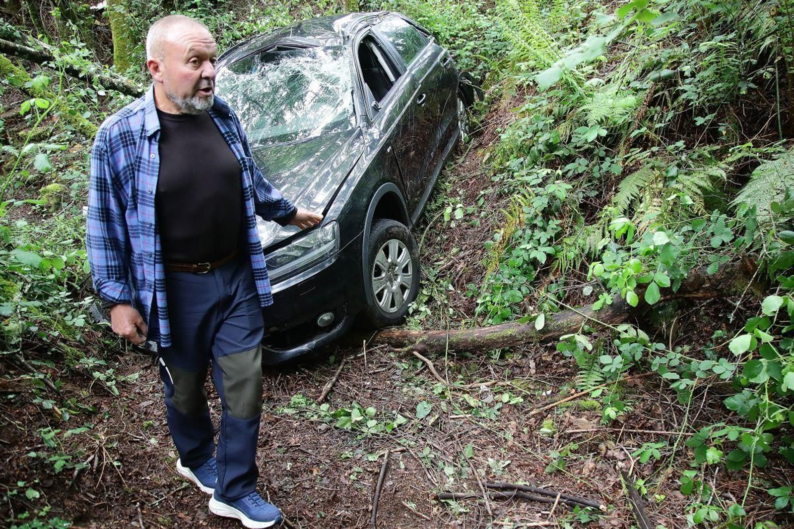 Alfonso Caneiro, en el lugar donde encontró el pasado sábado a Raúl, quien había sufrido un accidente más de 24 horas antes.