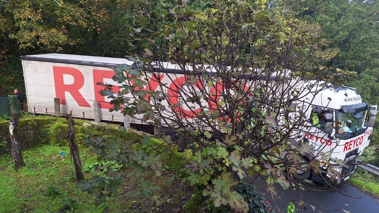 Un camión atascado en la curva de Rivela a principios de noviembre de 2023