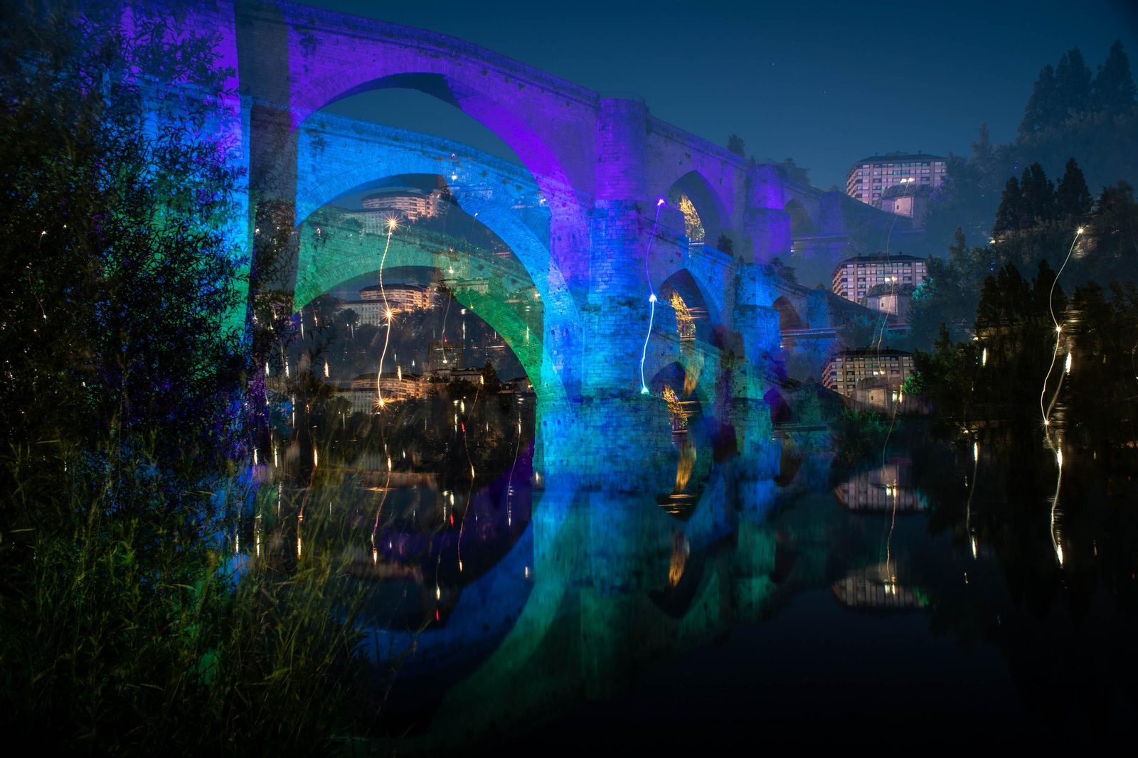 El Puente Romano se ilumina con los colores de la bandera del orgullo LGTBI. FOTO: ÓSCAR PINAL