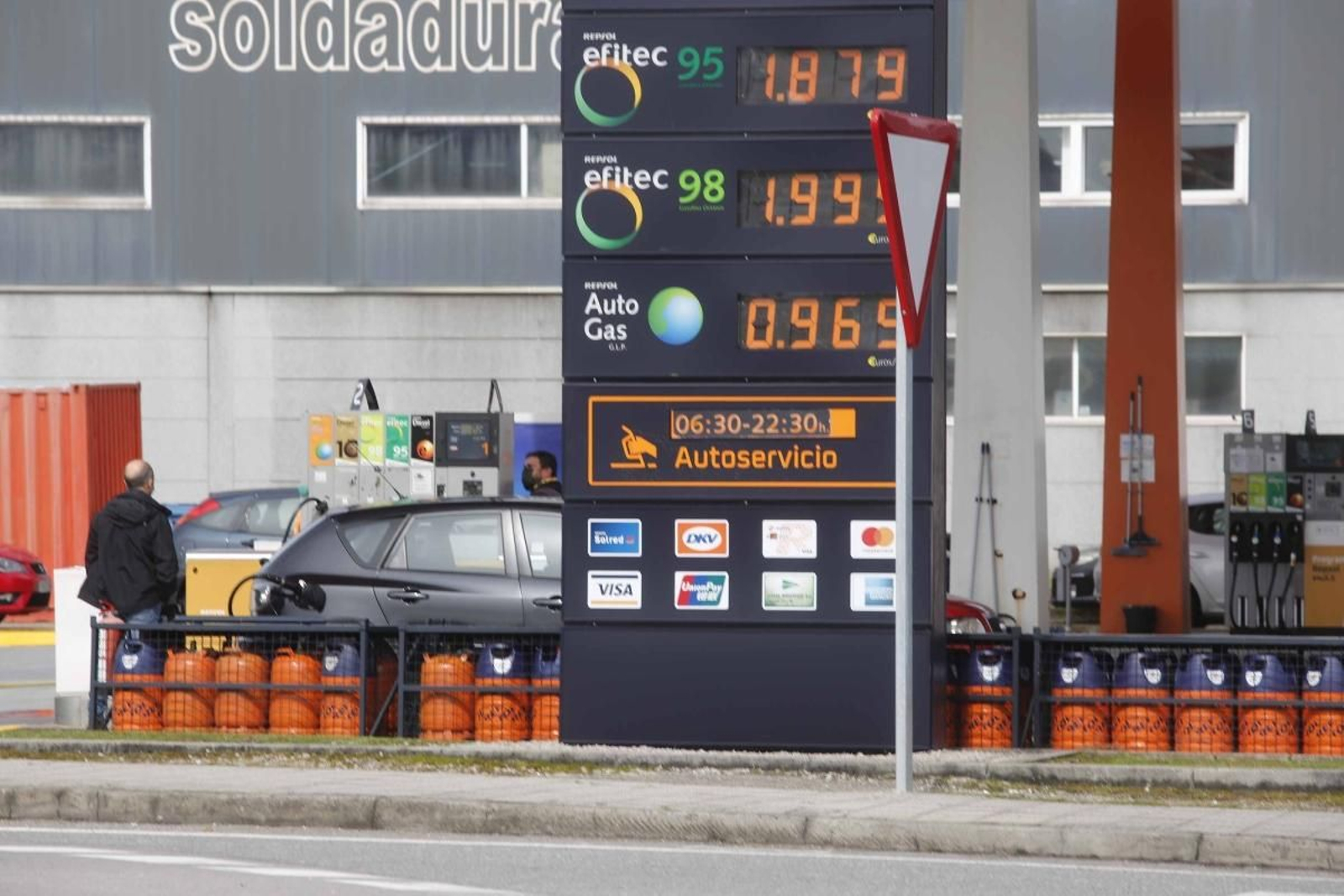 Los precios de la gasolina recientemente en una estación de servicio de Vigo.