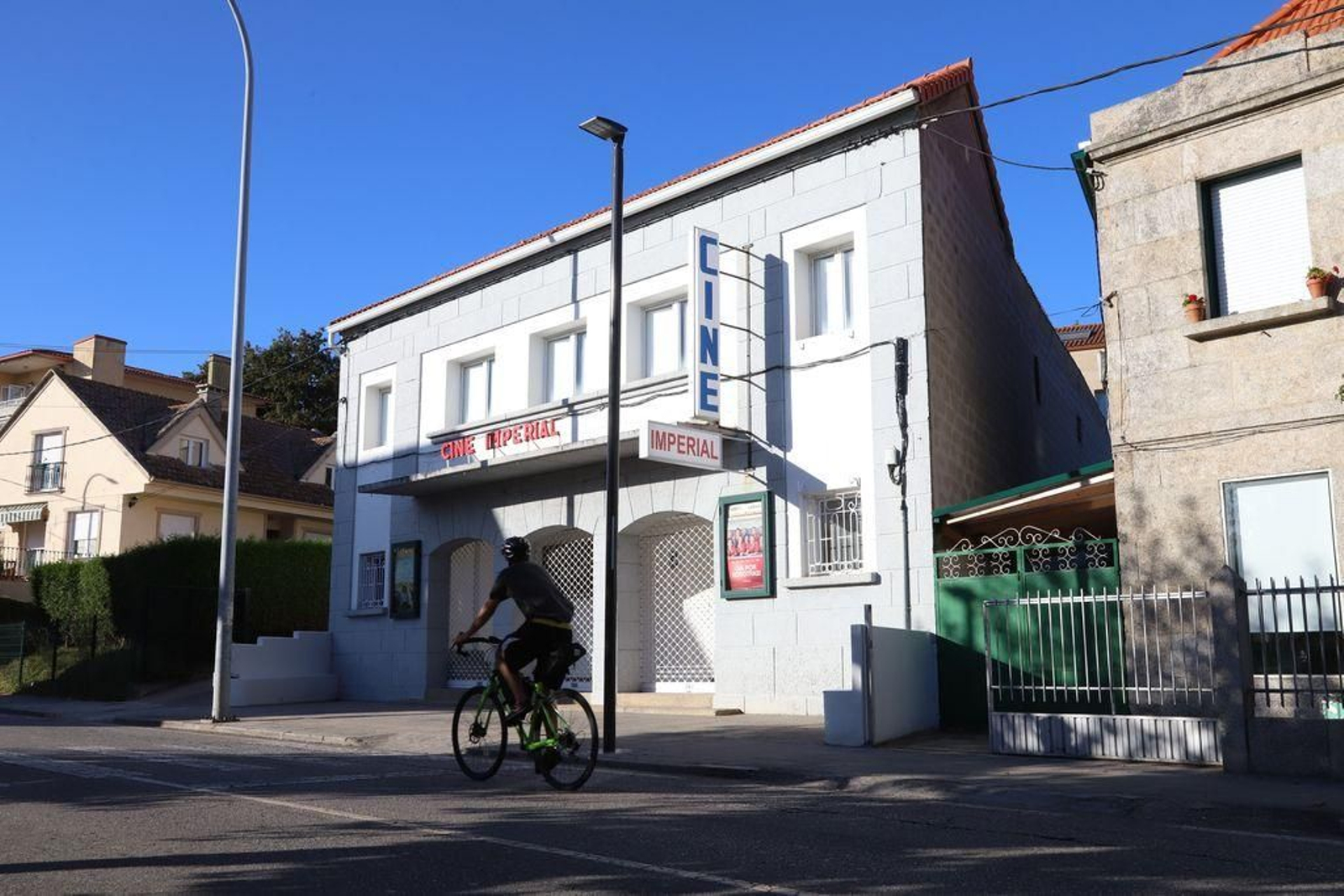 La fachada del Cine Imperial en A Ramallosa con sus característicos carteles.