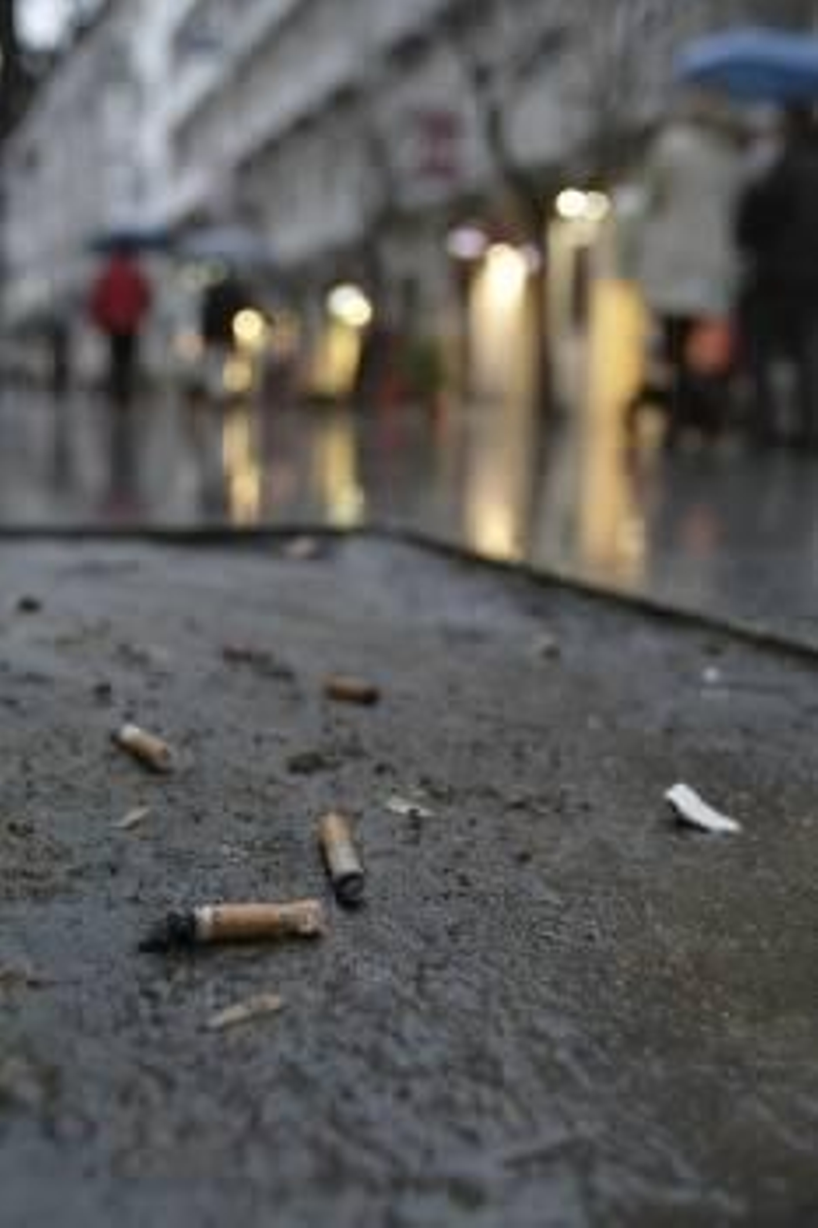 Colillas tiradas en una calle del casco viejo. (Foto: Miguel Angel)