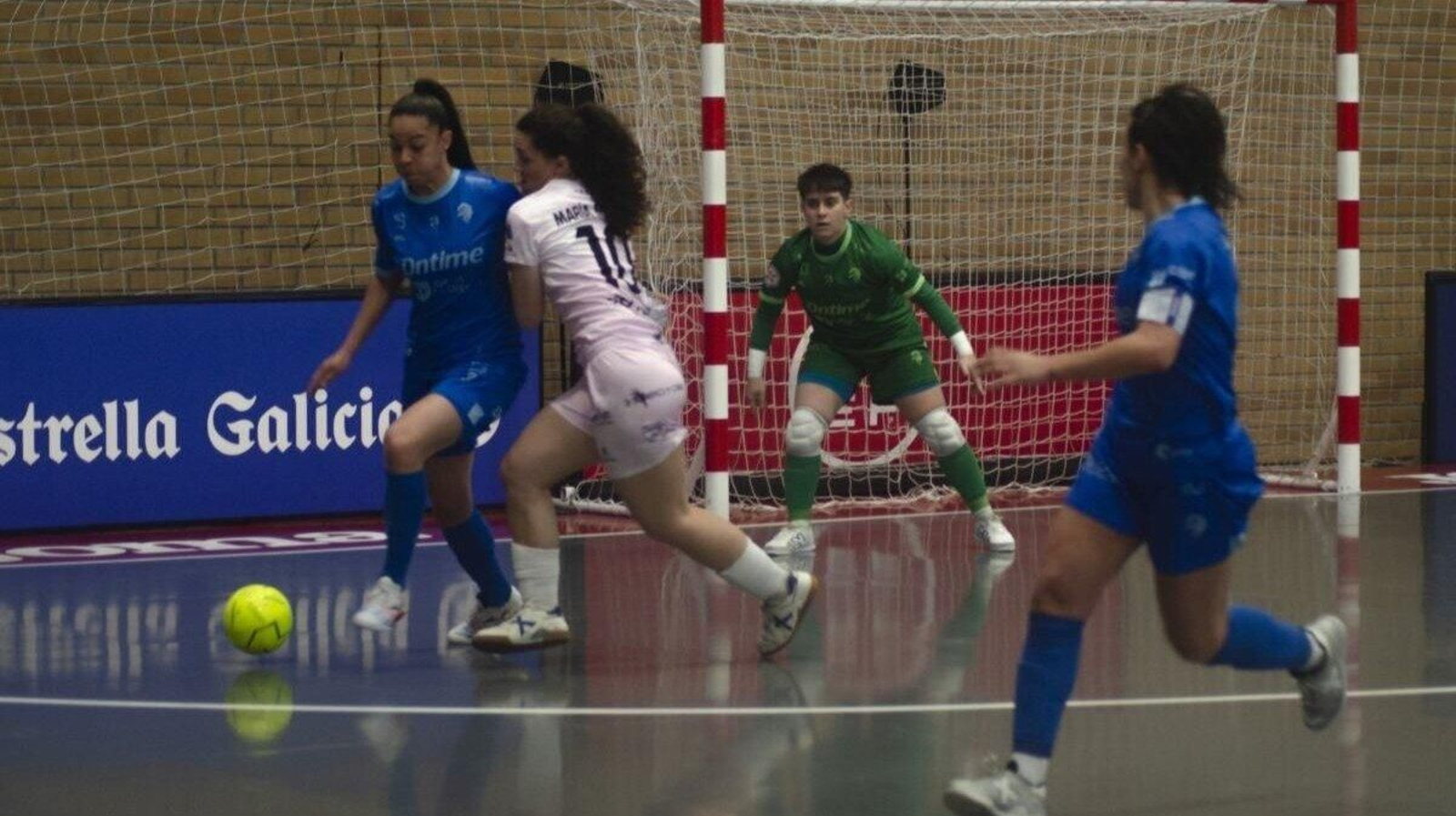 La jugadora del Ourense Ontime, Rafa, intenta superar a María Moreno, del Navalcarnero.