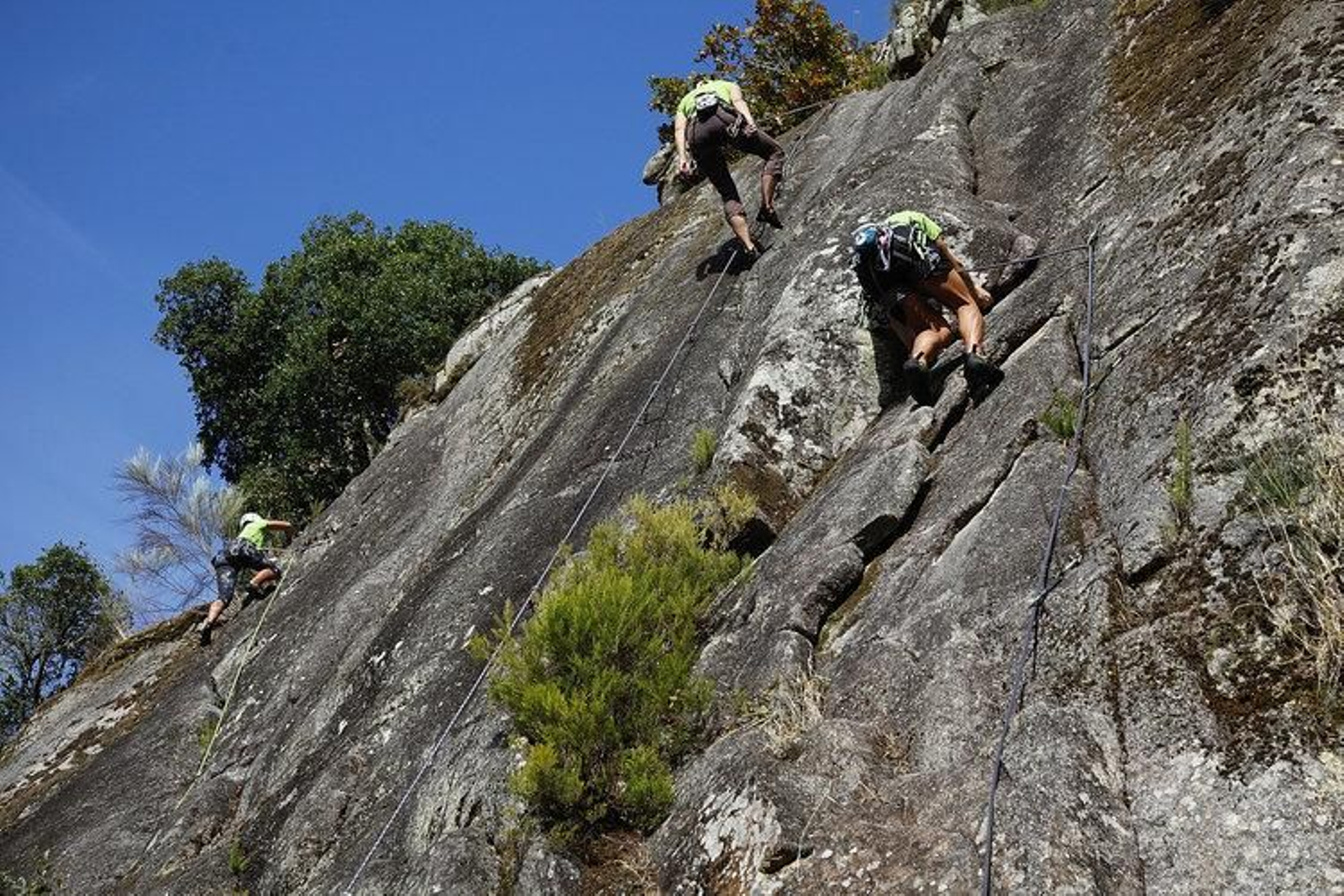 Varios participantes durante uno de los primeros ascensos.