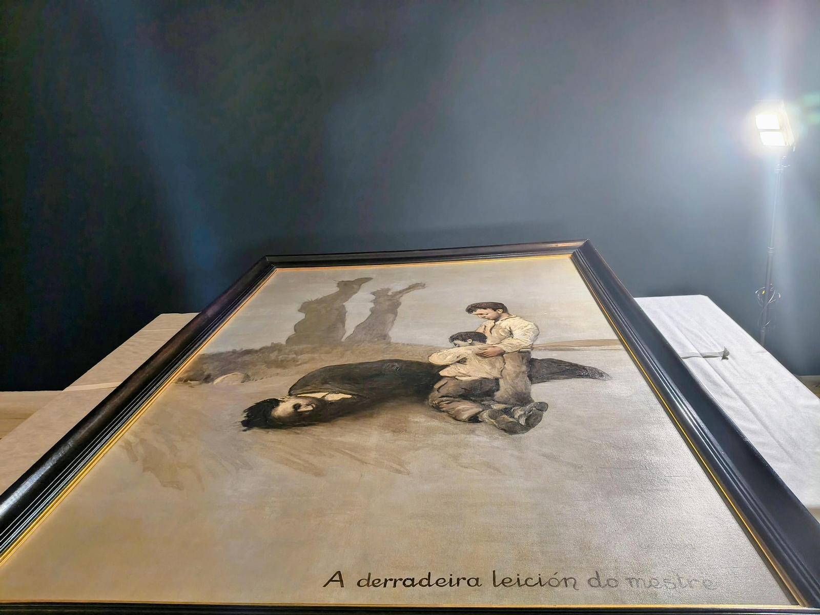 El cuadro ‘A derradeira leición do mestre’ antes de ser colgado para la exposición al público.