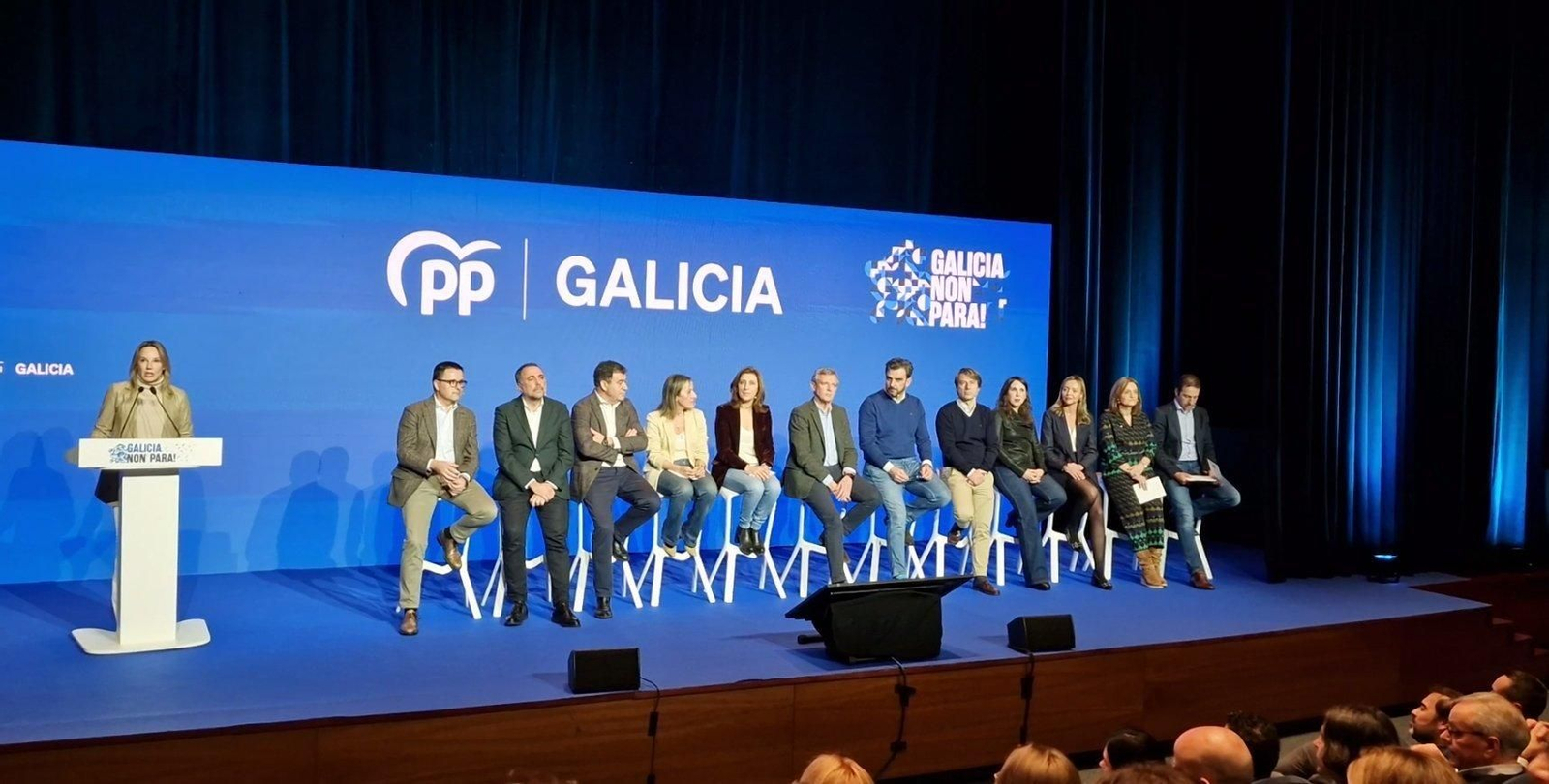 Rueda y sus hombres y mujeres del Congreso en un acto celebrado en Afundación en Vigo. // J.V. Landín