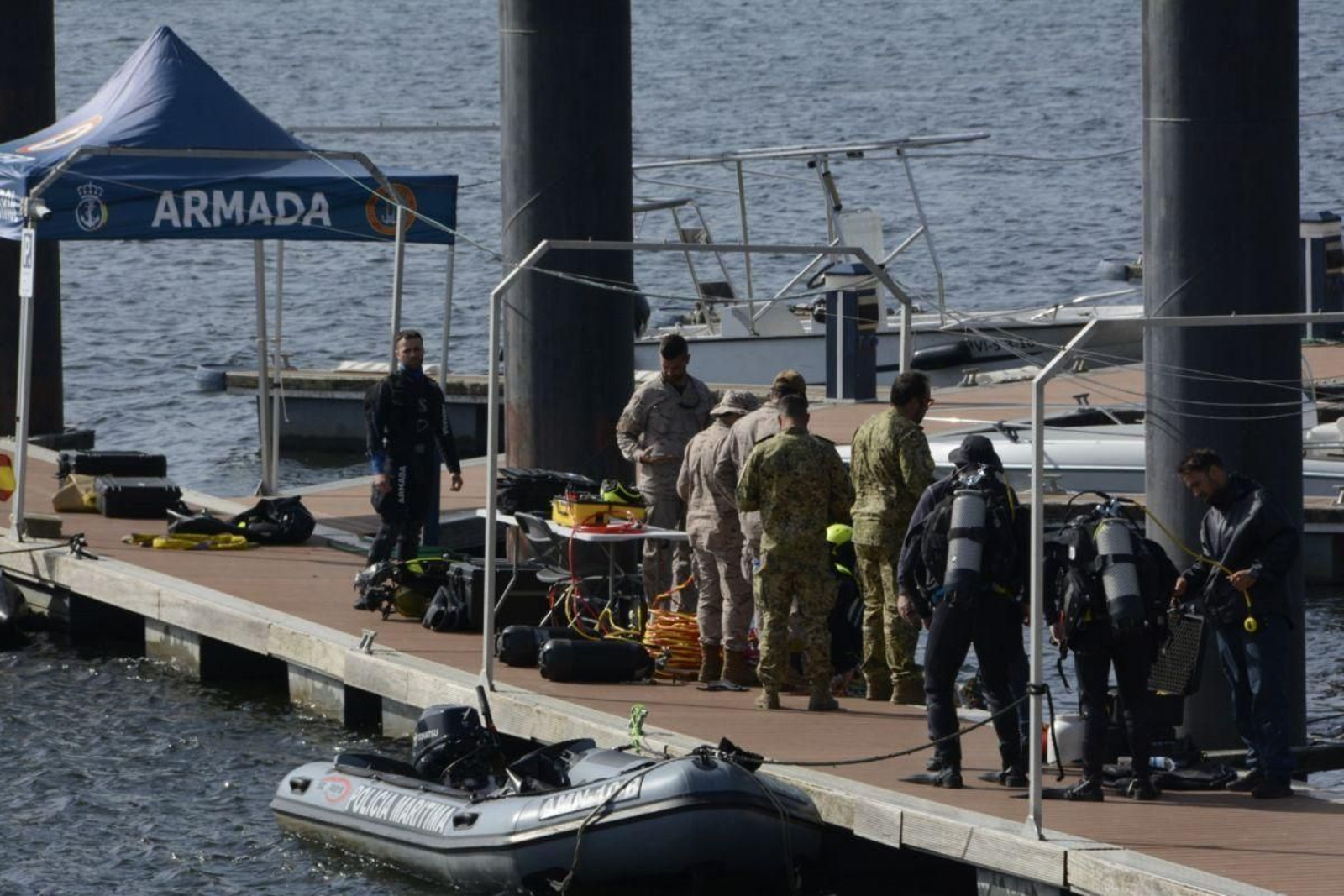 Los buzos de la Armada y el helicópeto en acción durante el simulacro.
