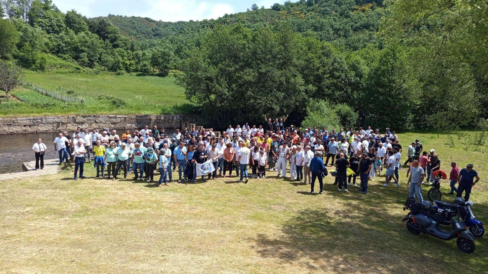 Foto de familia en la playa fluvial de A Veiga do Seixo (O Riós).