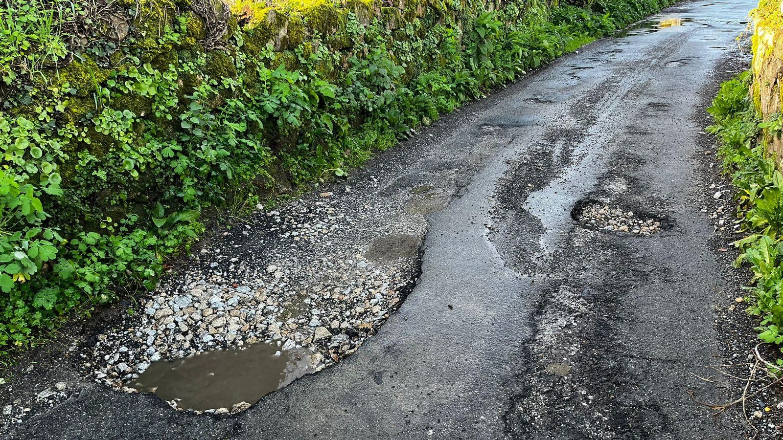 Una carretera de la ciudad desgastada por la lluvia.