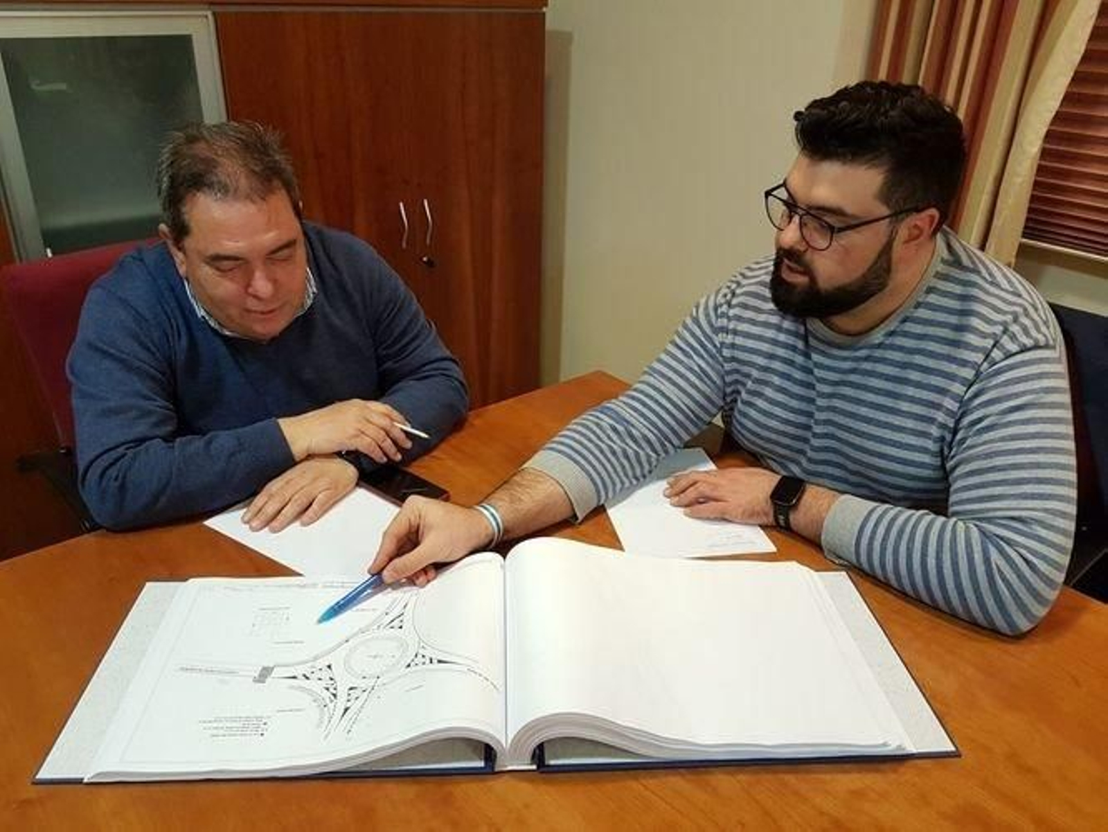 Gerardo Seoane y Diego Lourenzo, analizando el proyecto del puente que saldrá a licitación.