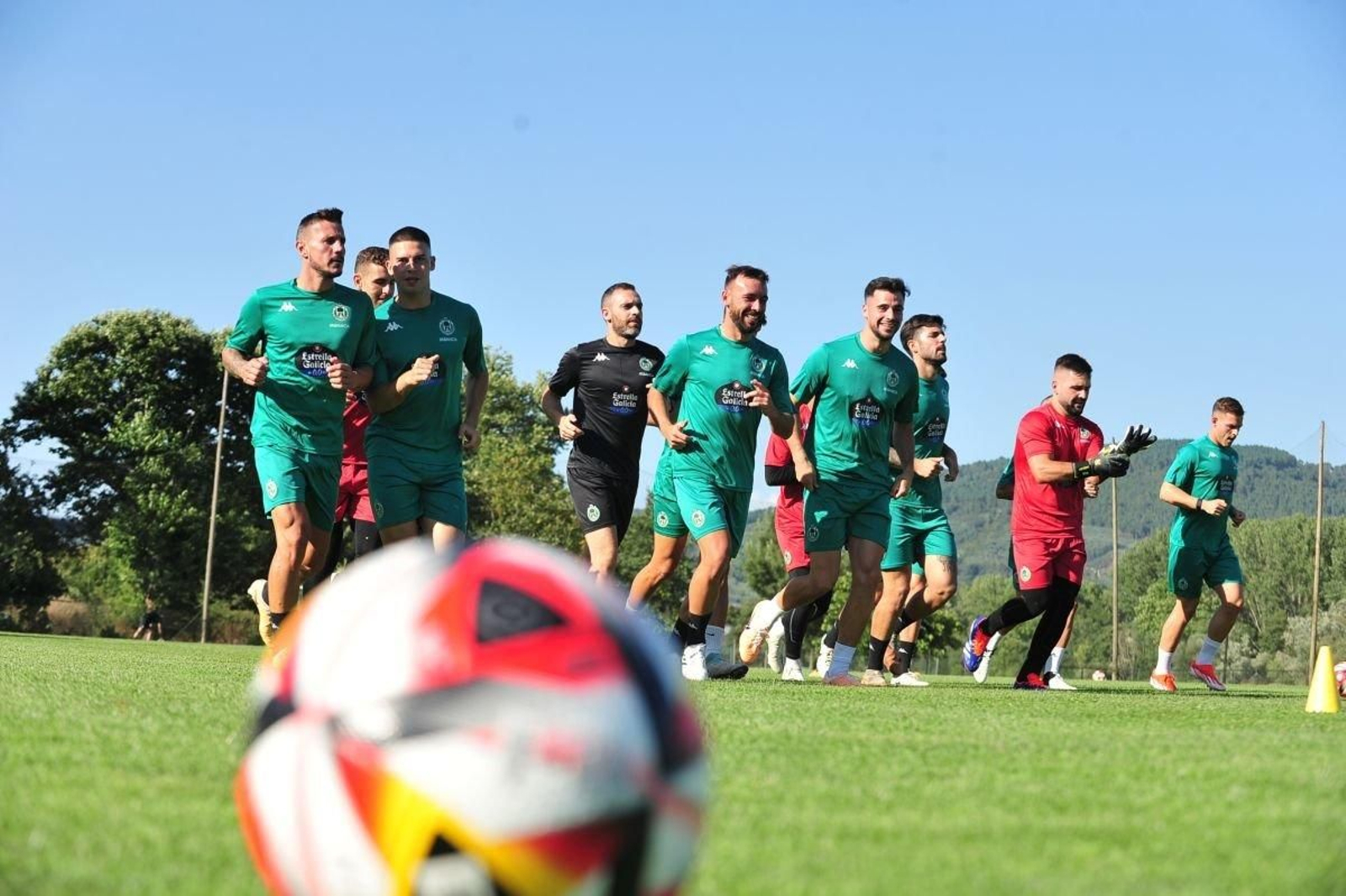 Los jugadores del Arenteiro se ejercitan en A Regueiriña.