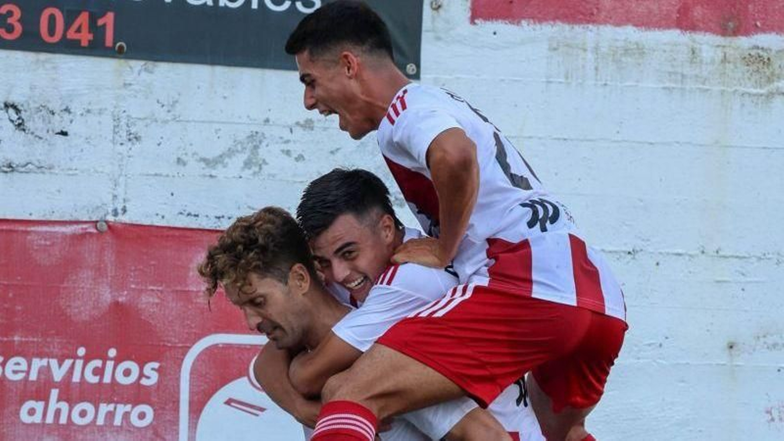 El Alondras celebró cuatro goles ayer en Arteixo.