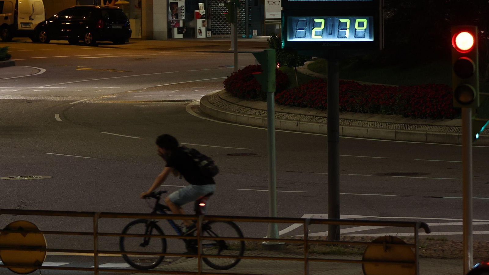 Termómetro en Plaza América que marca 27 grados de madrugada. // Alberte