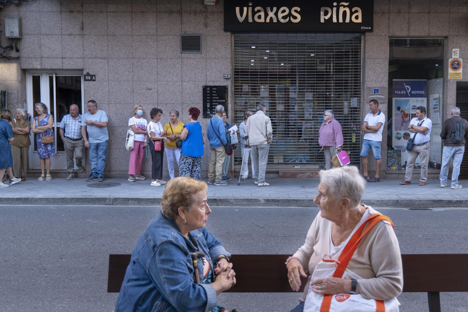Colas en una agencia de viajes de la ciudad de Ourense.