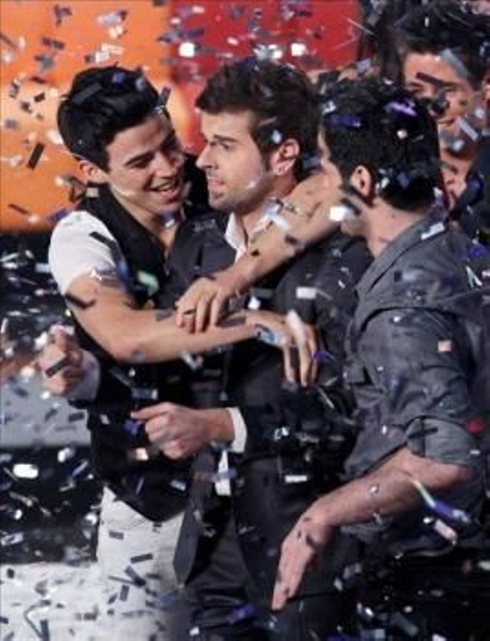 Mario, en el centro, es felicitado por sus compañeros.