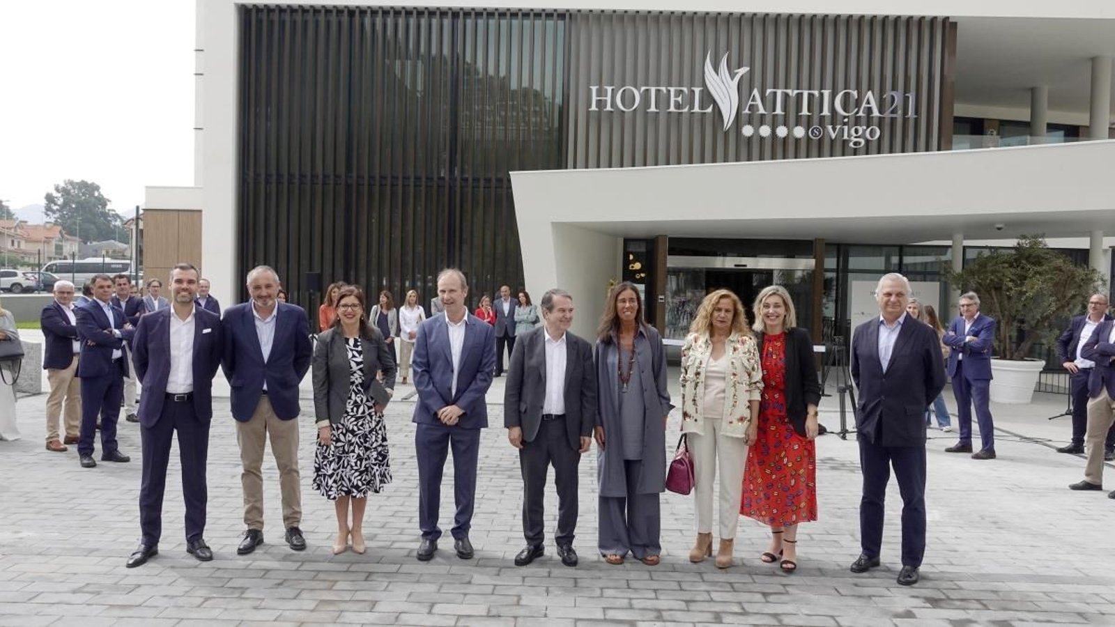 El alcalde, Abel Caballero, con los copresidentes de Inveravante, Manuel Ángel y Felipa Jove, y varios  concejales y directivos, ayer,  en la inauguración.