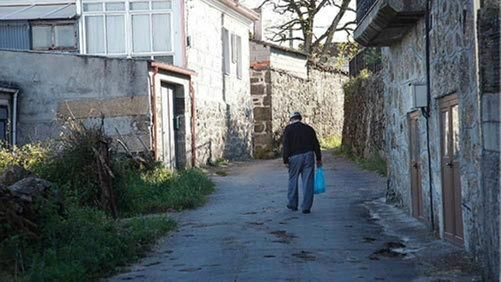 Un hombre camina por Calvos de Randín, concello con más hombres que mujeres. (MIGUEL ÁNGEL)