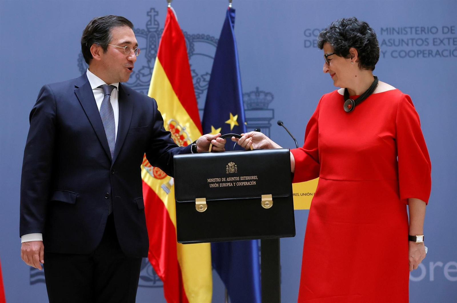 El ministro de Asuntos Exteriores, Unión Europea y Cooperación, José Manuel Albares, recibe la cartera ministerial de manos de su predecesora, Arancha González Laya.