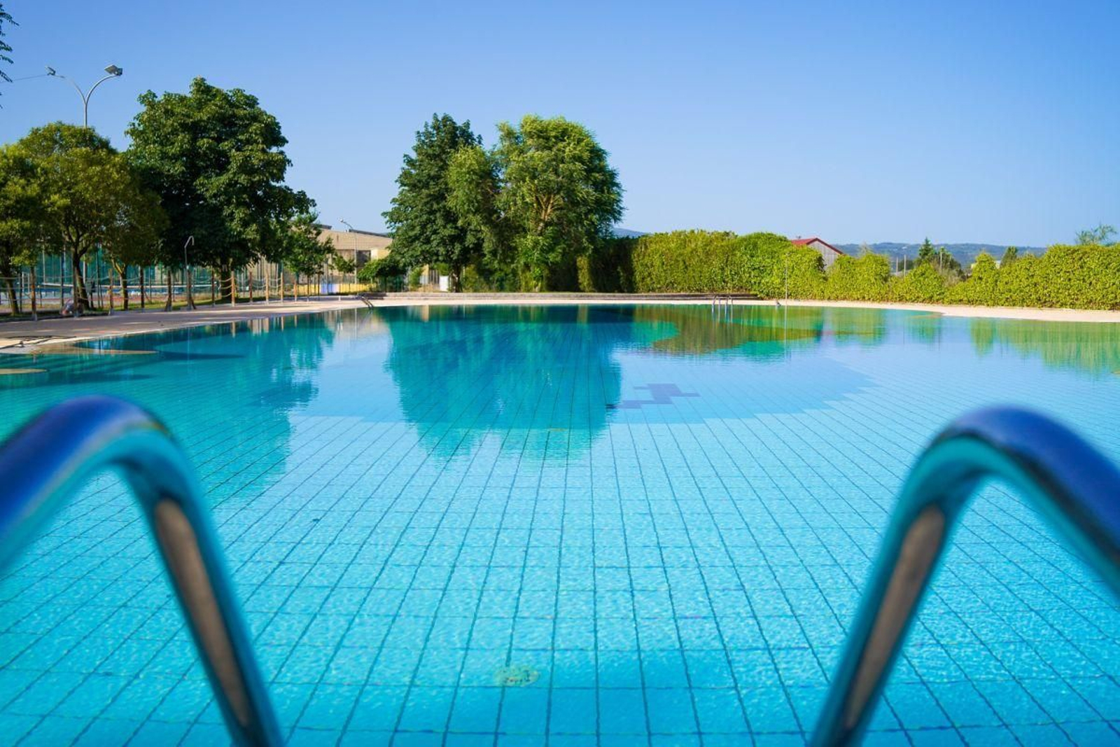 La piscina de Xinzo de Limia, lista para recibir el verano.