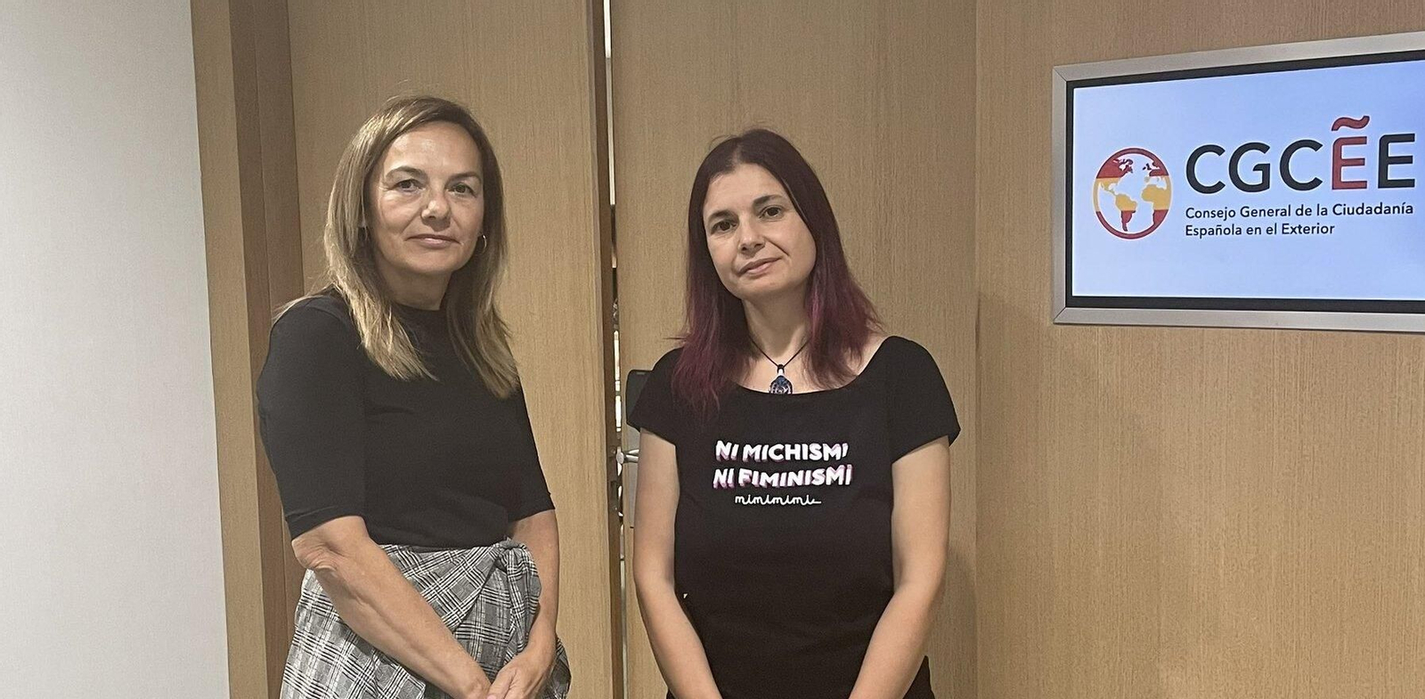 A la izquierda, Elena Bernado, directora general de Emigración y la secretaria del CGCEE y Violeta Alonso, presidenta del órgano