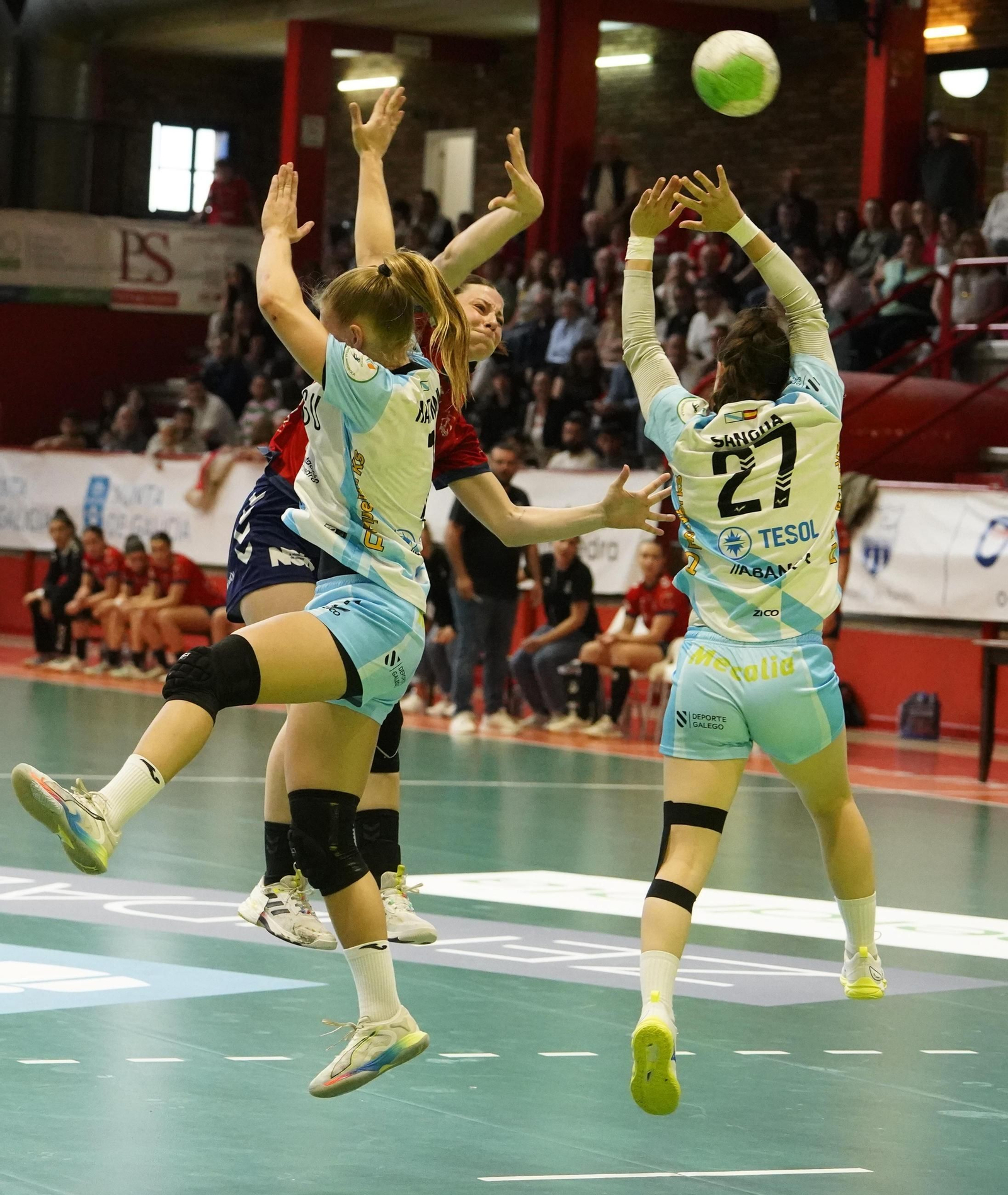 Galería | Porriño y Guardés se miden en el derbi femenino