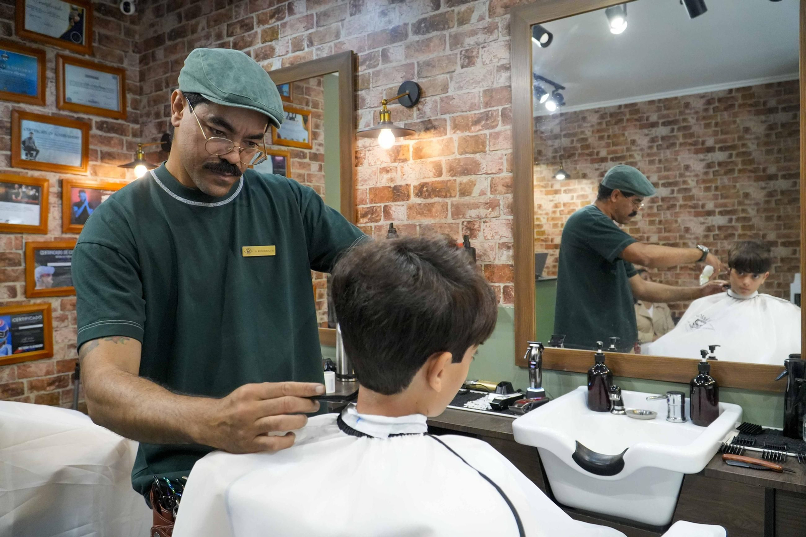 Wallace Rodrigues atiende a un cliente en la barbería Rodrigues con 48 años de historia.