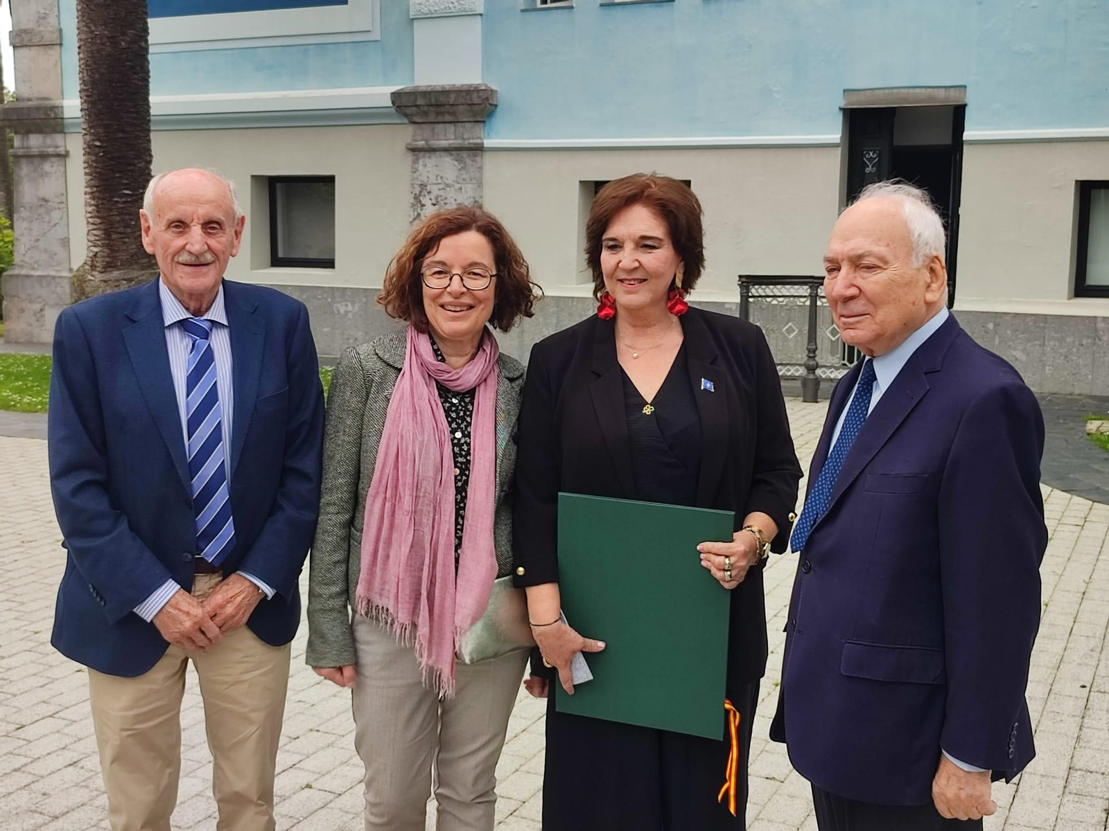 Nayda Fernánde, la homenajeada, vestida de negro