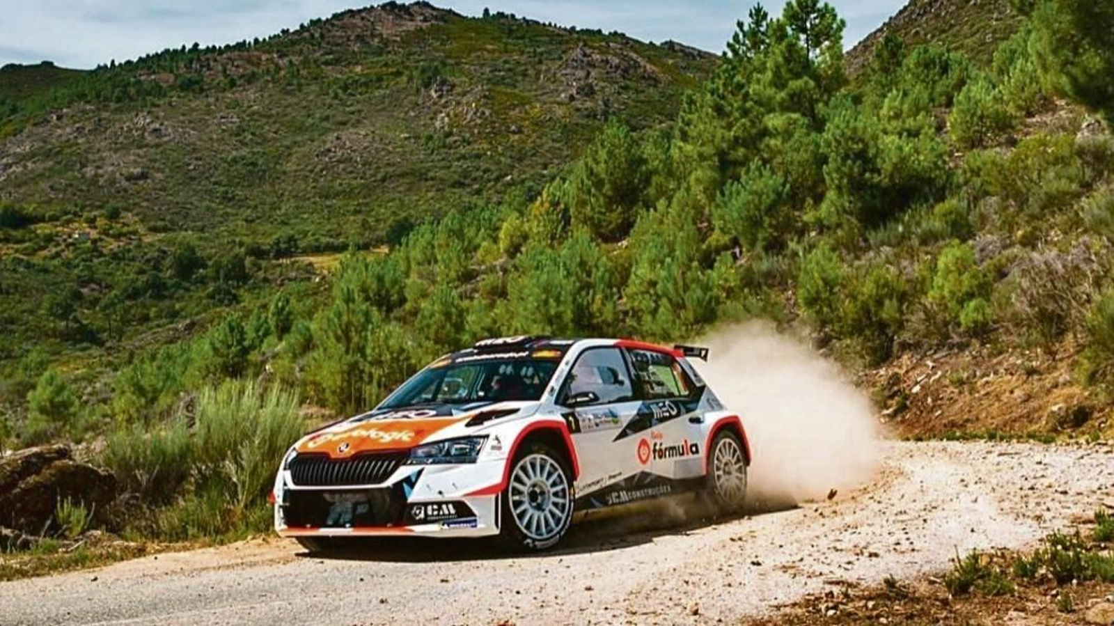 Armindo Araújo y Ramalho Luís, a bordo de un Skoda Fabia en uno de los tramos del Rally da Água.