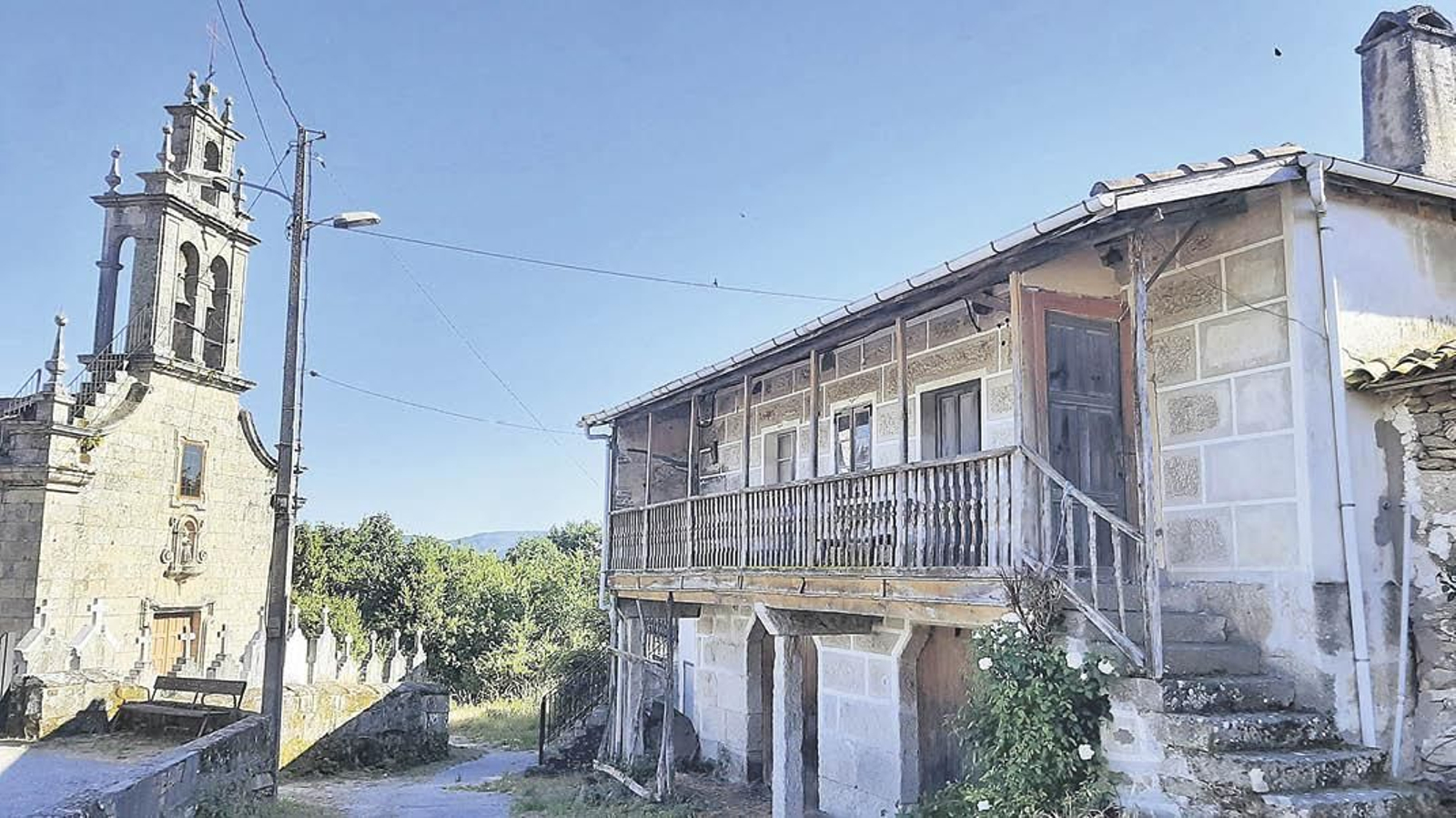 Actual igrexa de Ordes e unha das casas situadas ó seu carón, onde se sitúa a vida de Pedro e Muño. (Antonio Piñeiro)