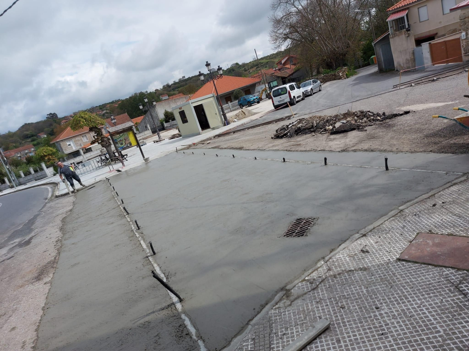 El entorno de la plaza, en el que se ubicará un paso de cebra, en obras.