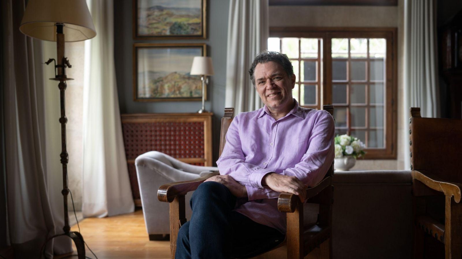 Juan Miguel Zunzunegui durante la entrevista en el Parador de Monterrei.