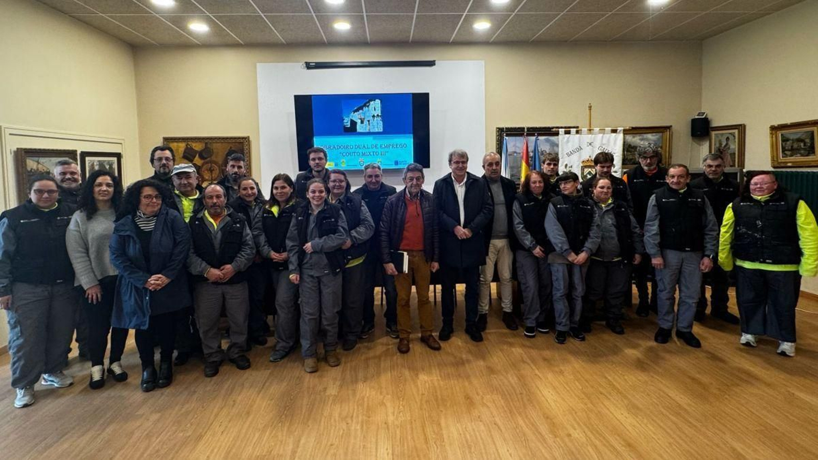 Alumnos, alcaldes de los tres concellos y Manuel Pardo.