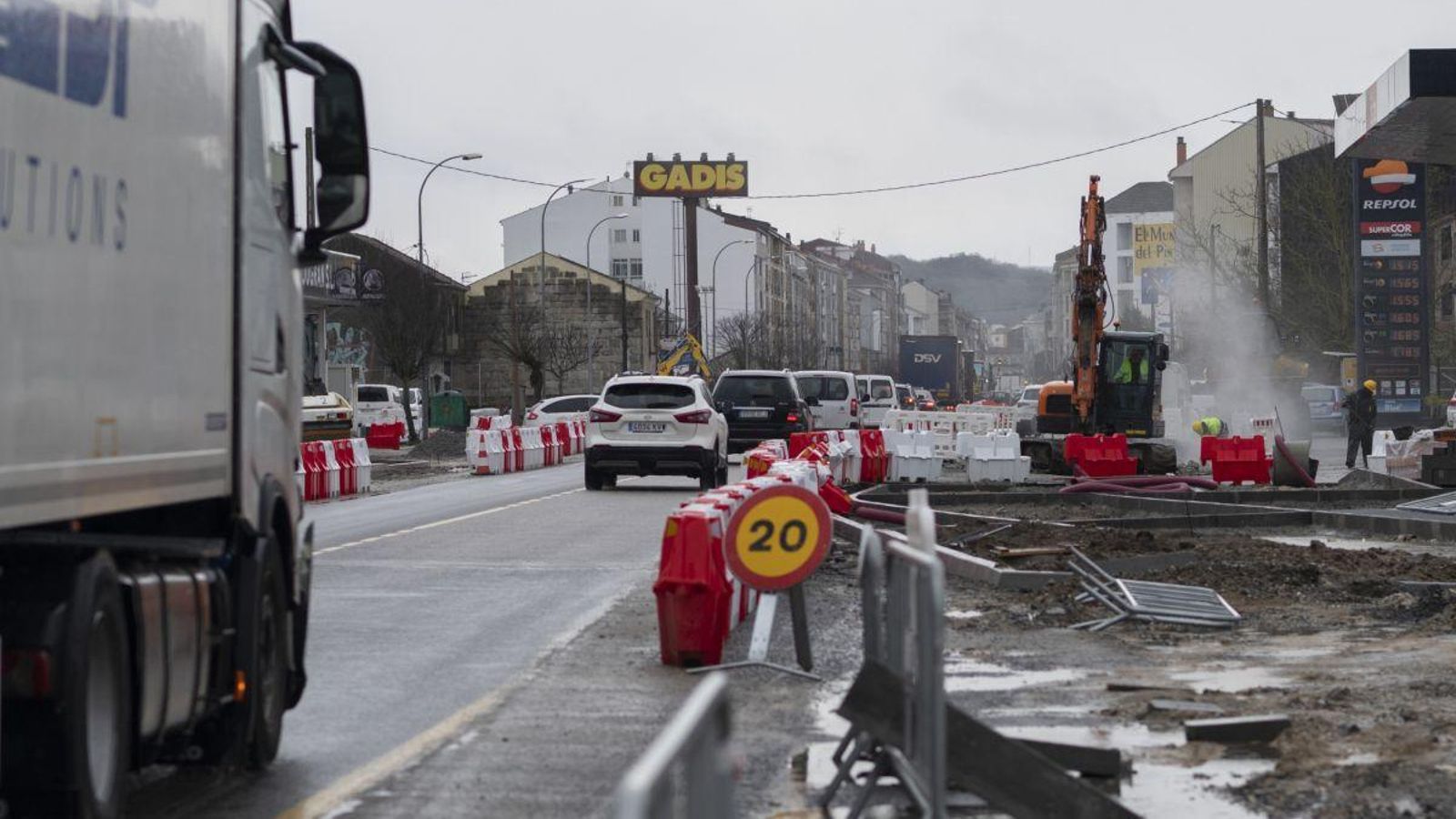 La densidad del tráfico en Xinzo de Limia provoca retenciones constantes.
